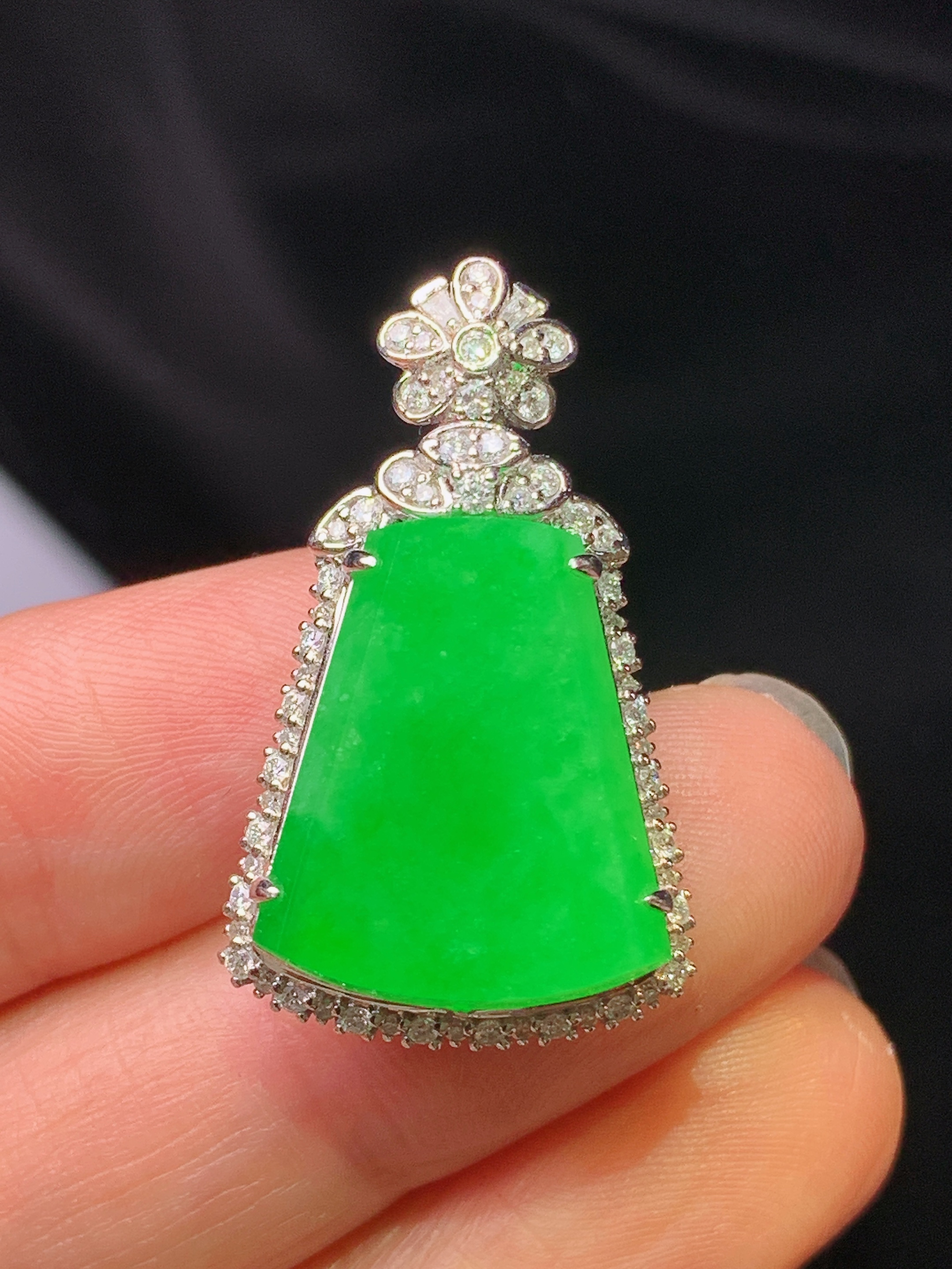 18k金钻镶嵌翠绿无事牌吊坠 玉质细腻 色泽艳丽清新 水润亮眼 整体尺寸29.5*17.5*10y1