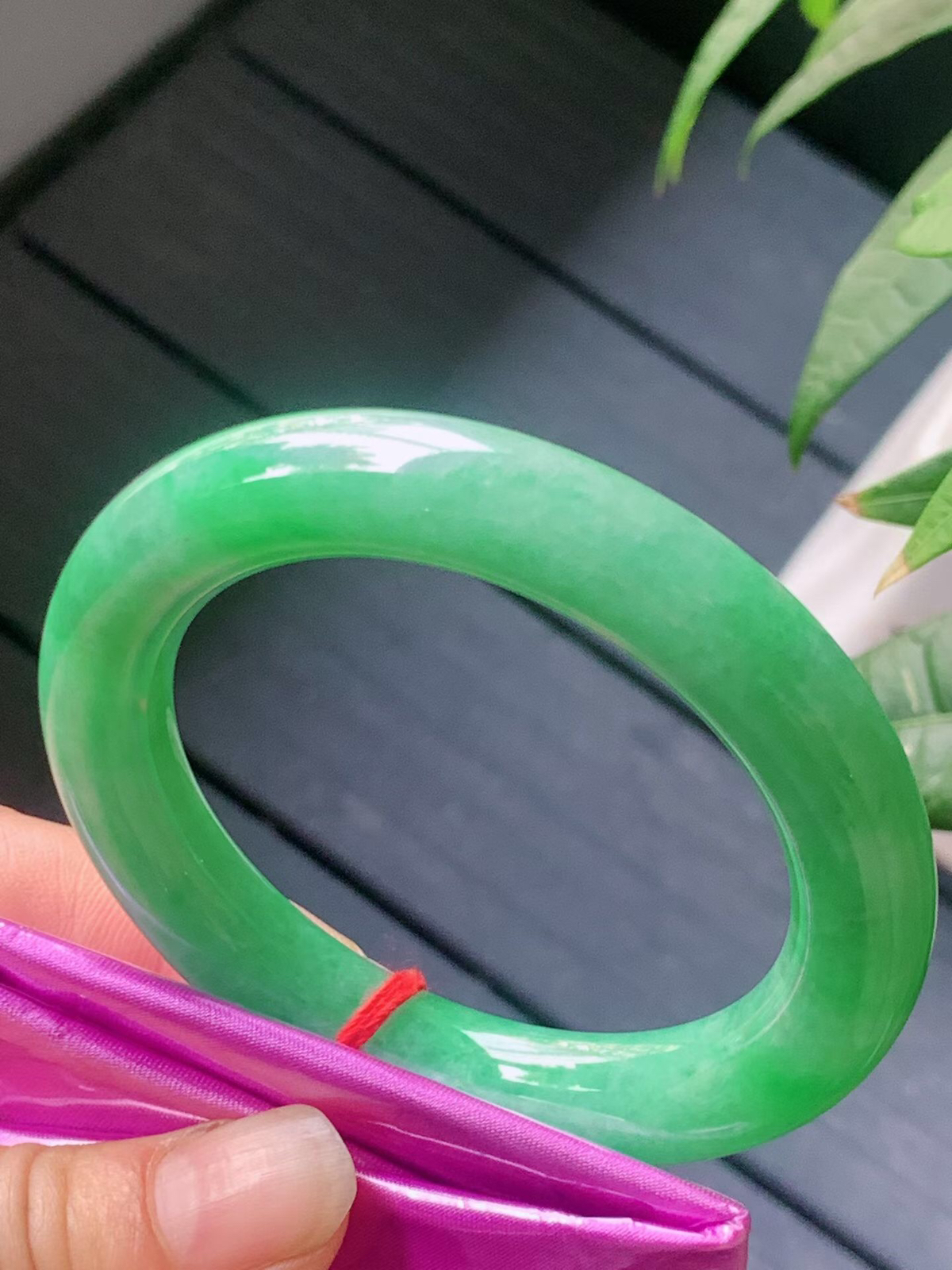 【翡翠名称】老种冰阳绿53.4正圈口圆条手镯
【翡翠尺寸】53.4/11/10.7mm适合53.5-56正圈口佩戴
【翡翠描述】宝贝种老水足，玉质细腻，色泽靓丽，性价比高，佩戴效果好！
【其它赠送】权威证书/精美挂绳盒子/支持全国复检