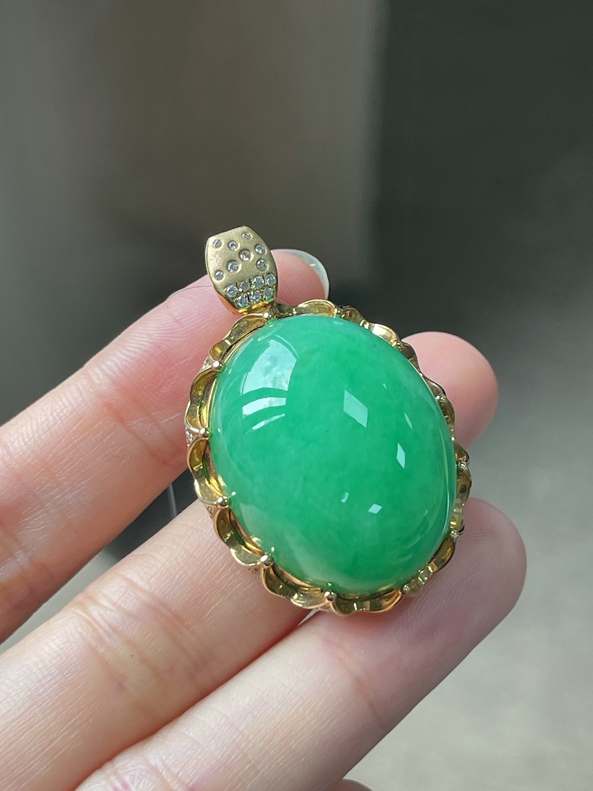 翡翠冰糯种绿色大蛋面吊坠，印记：Au750,伴钻石