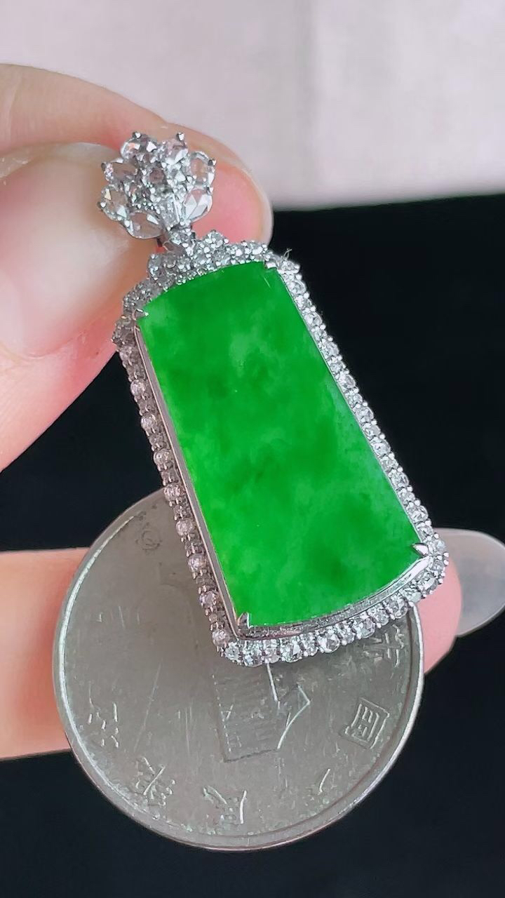 【翡翠名称】18K金豪华镶钻冰辣阳绿无事牌吊坠
【翡翠尺寸】含金36.3/15.6/9.7mm
【翡翠描述】宝贝种老水足，玉质细腻，色泽靓丽，性价比高，佩戴效果好！
【其它赠送】权威证书/精美挂绳盒子/支持全国复检