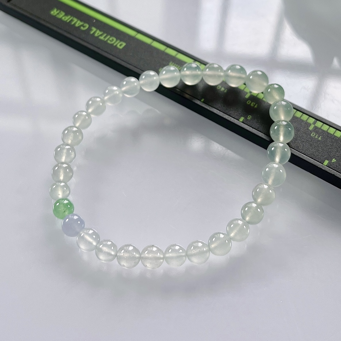 缅甸天然翡翠A货，卡6.3高冰种起光起胶圆珠手串手链，尺寸：大珠6.3mm～小珠5.5/31颗，重量：11.24g