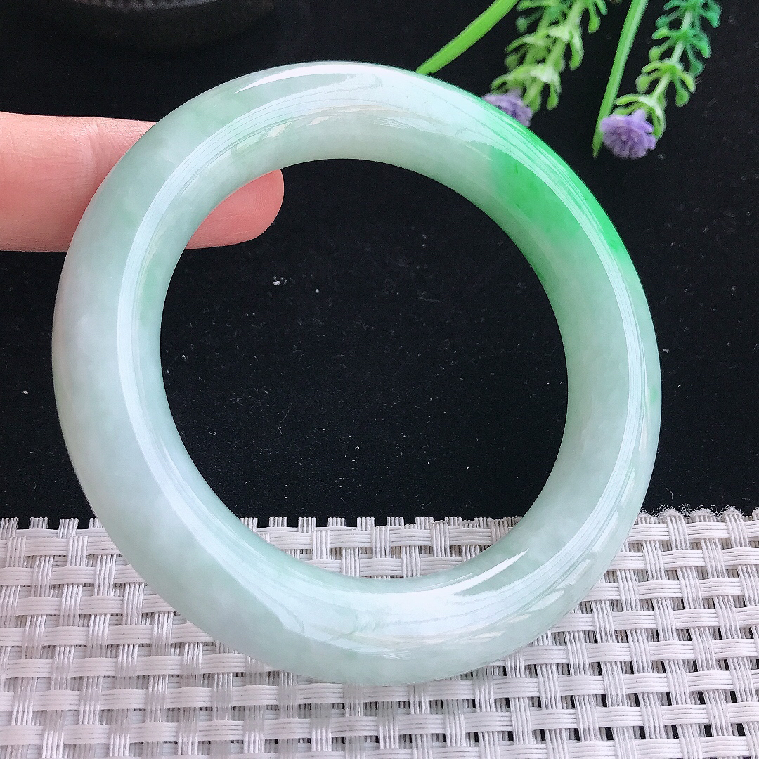 实拍天然翡翠56.5/12.7/12.3老坑精美温润飘阳绿胖圆条手镯翡翠玉镯手环