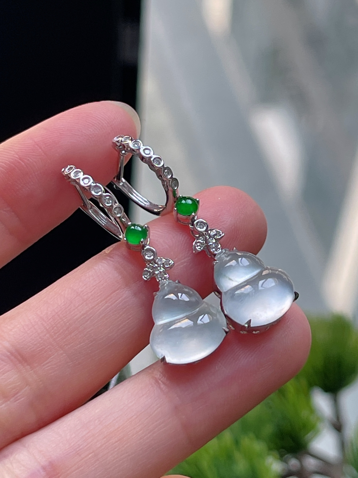 翡翠白冰茅台白耳坠，印记：G18K,伴钻石