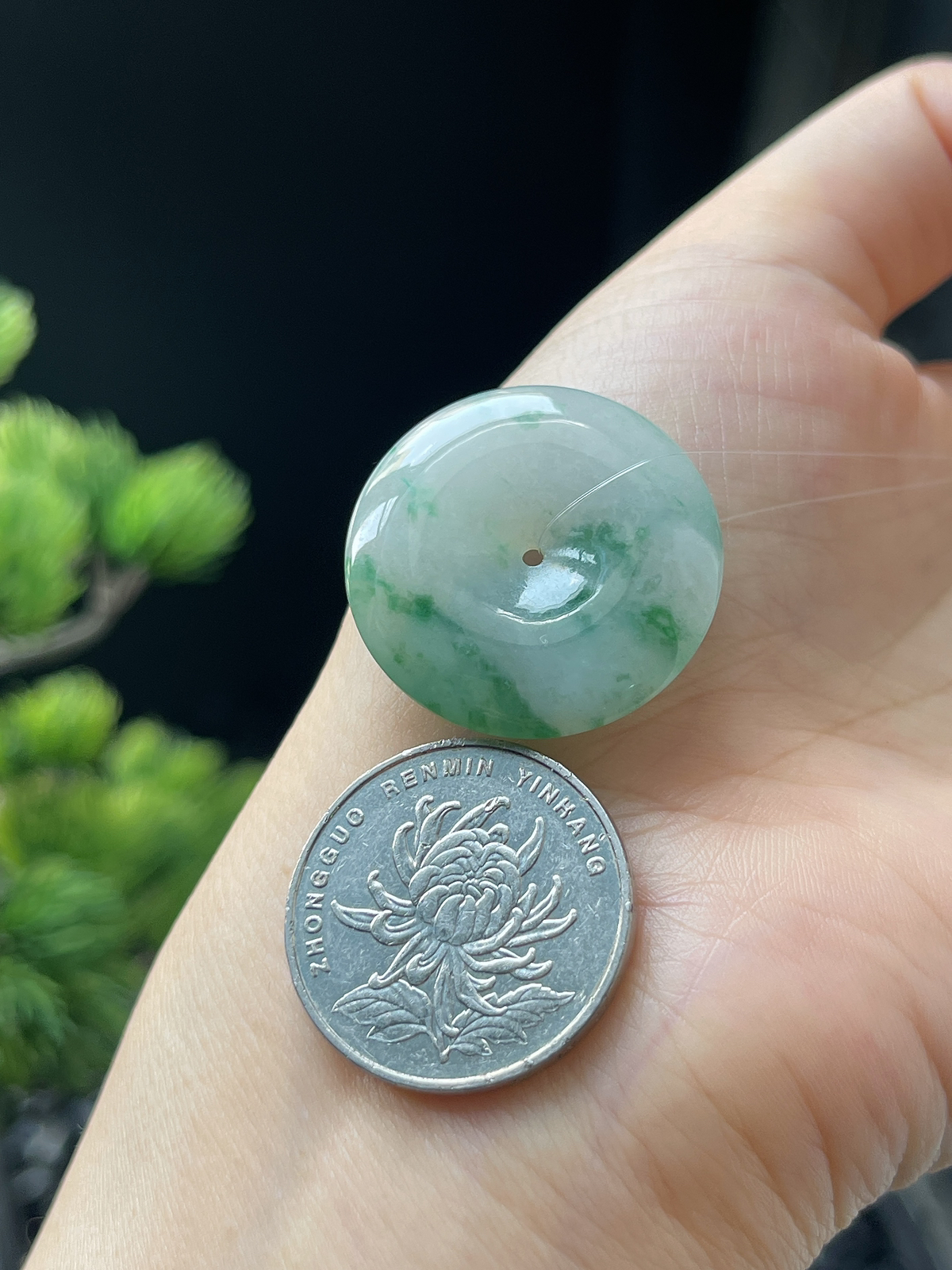 翡翠冰糯种飘绿平安扣