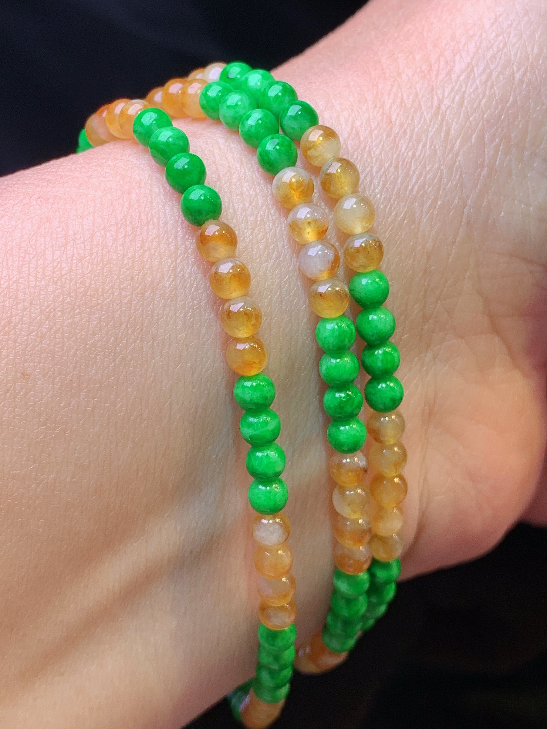 18k金钻镶嵌黄绿圆珠项链 玉质细腻 色泽艳丽清新 水润亮眼 整体尺寸3.5z1