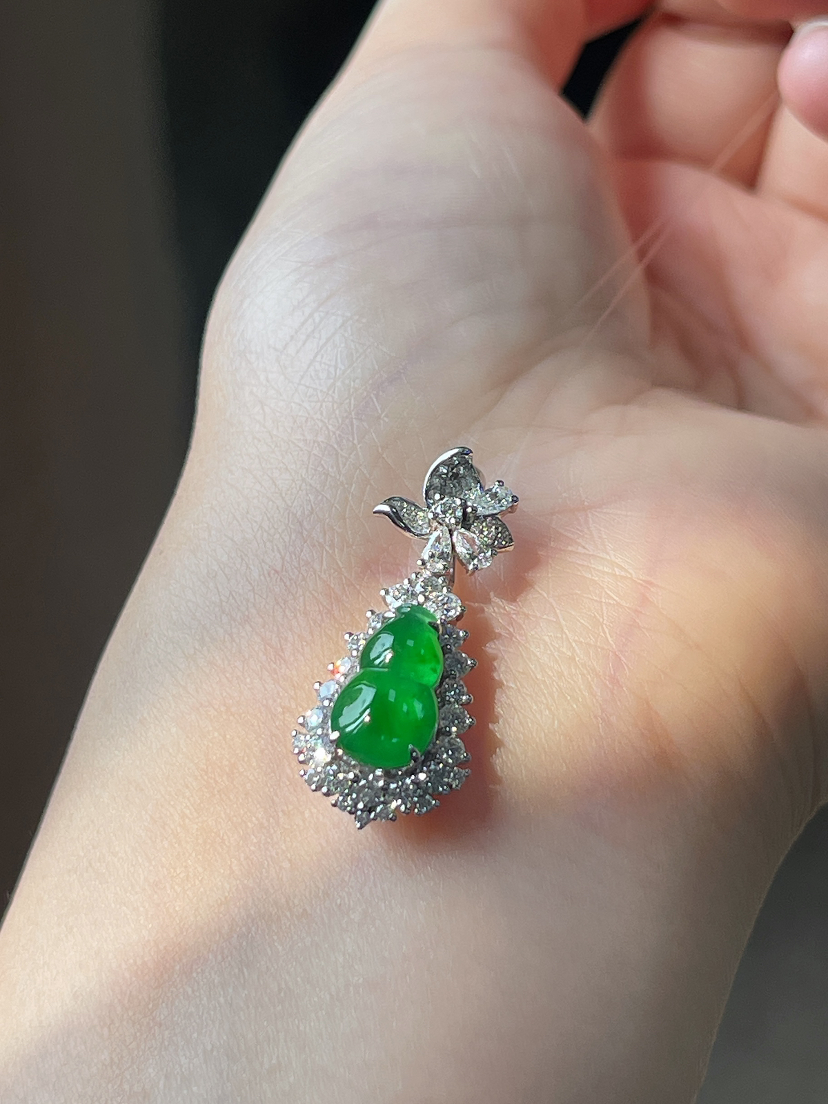 翡翠冰糯种绿色葫芦吊坠，印记：Au750,伴钻石