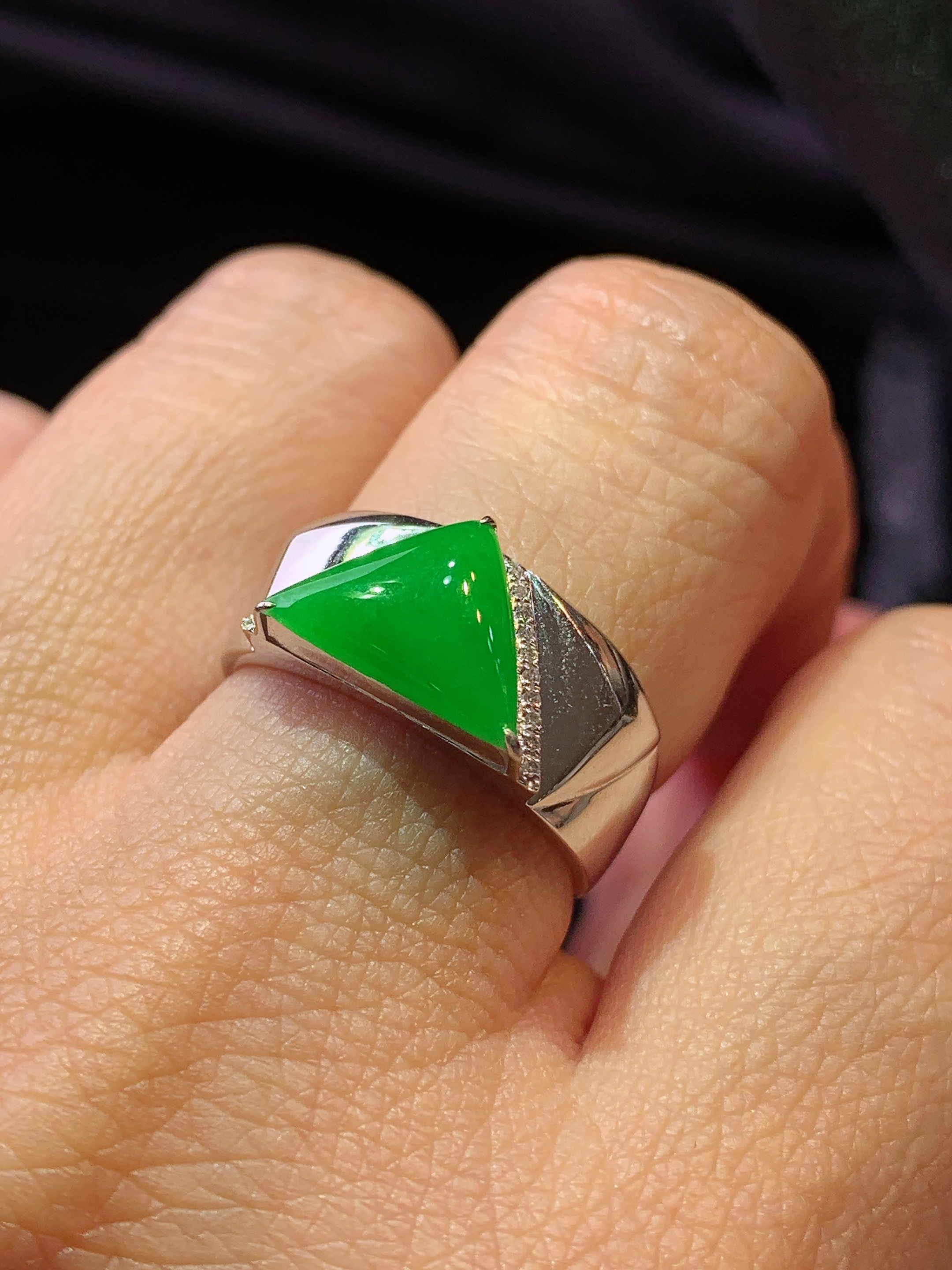 18k金钻镶嵌满绿三角形戒指 玉质细腻 色泽艳丽清新 水润亮眼 圈口13 裸石尺寸8.5*10.8*2.5