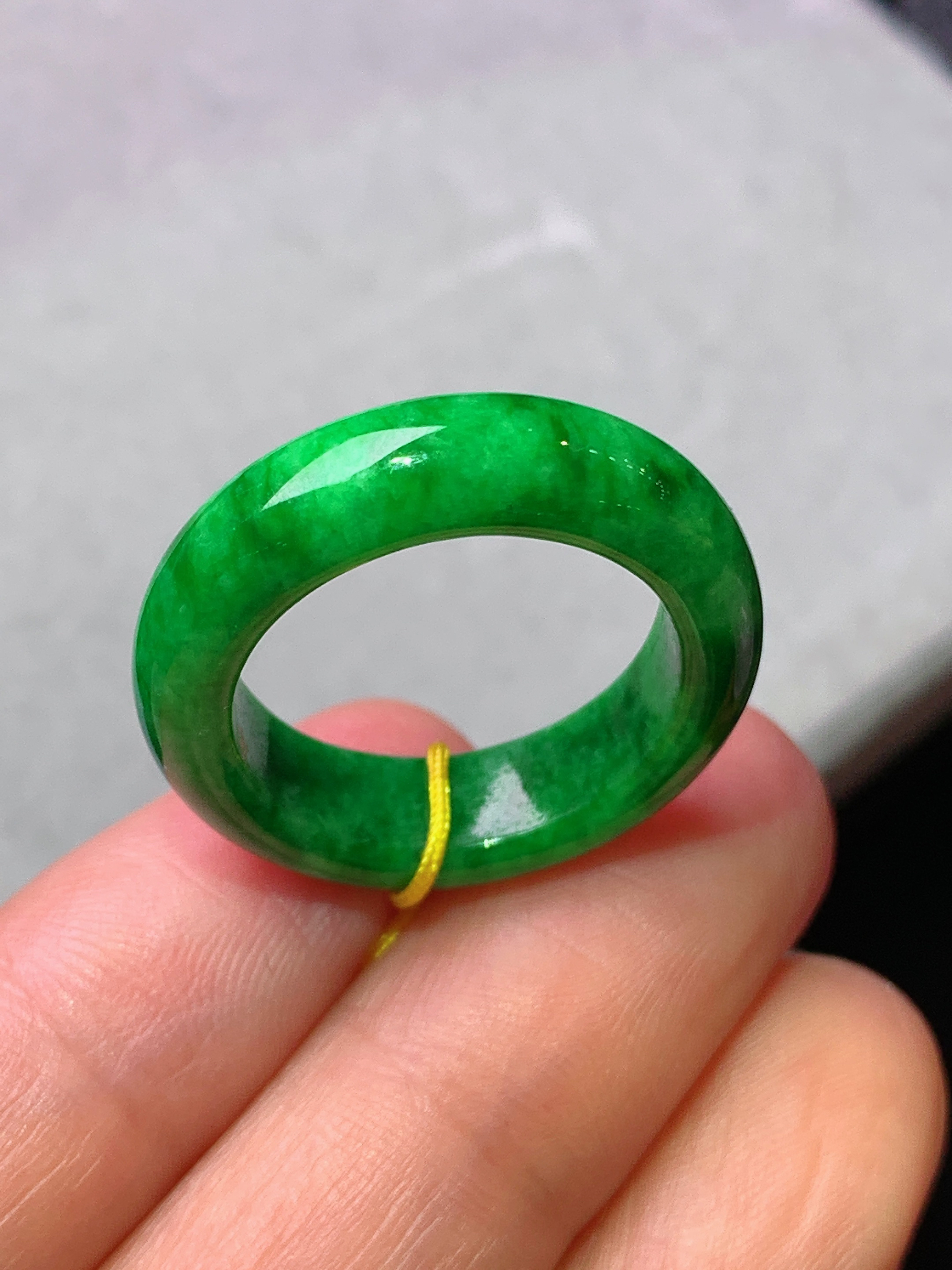 辣绿指环 玉质细腻 色泽艳丽清新 水润亮眼 圈口14.5 整体尺寸24.8*6*4b1