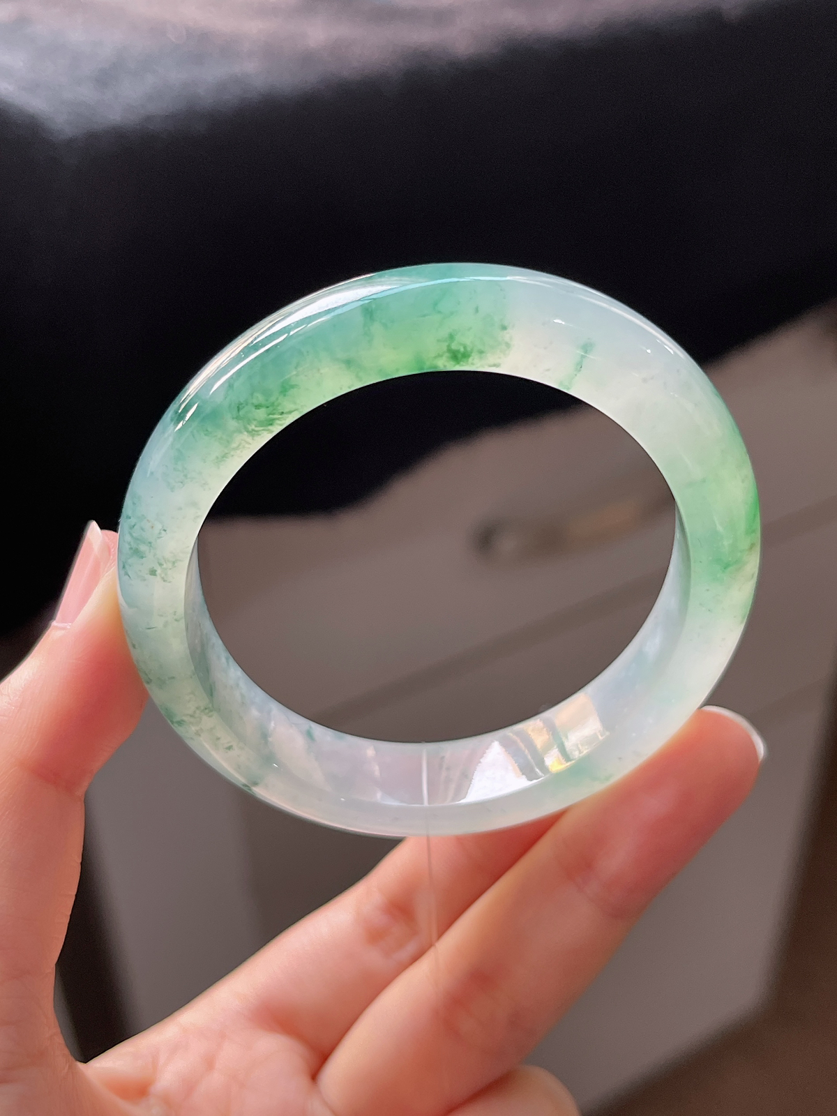 贵妃镯55.6圈口，翡翠冰种飘绿手镯