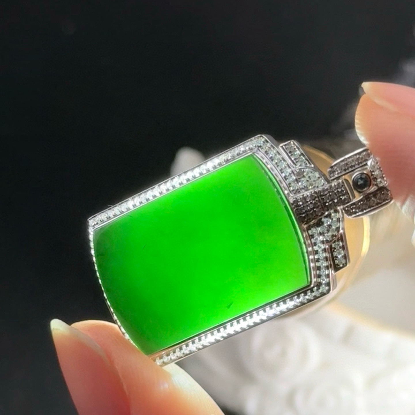 精品18k墨翠马鞍吊坠 种好色正 黑度极好 打灯通透 油性十足 尺寸35.4