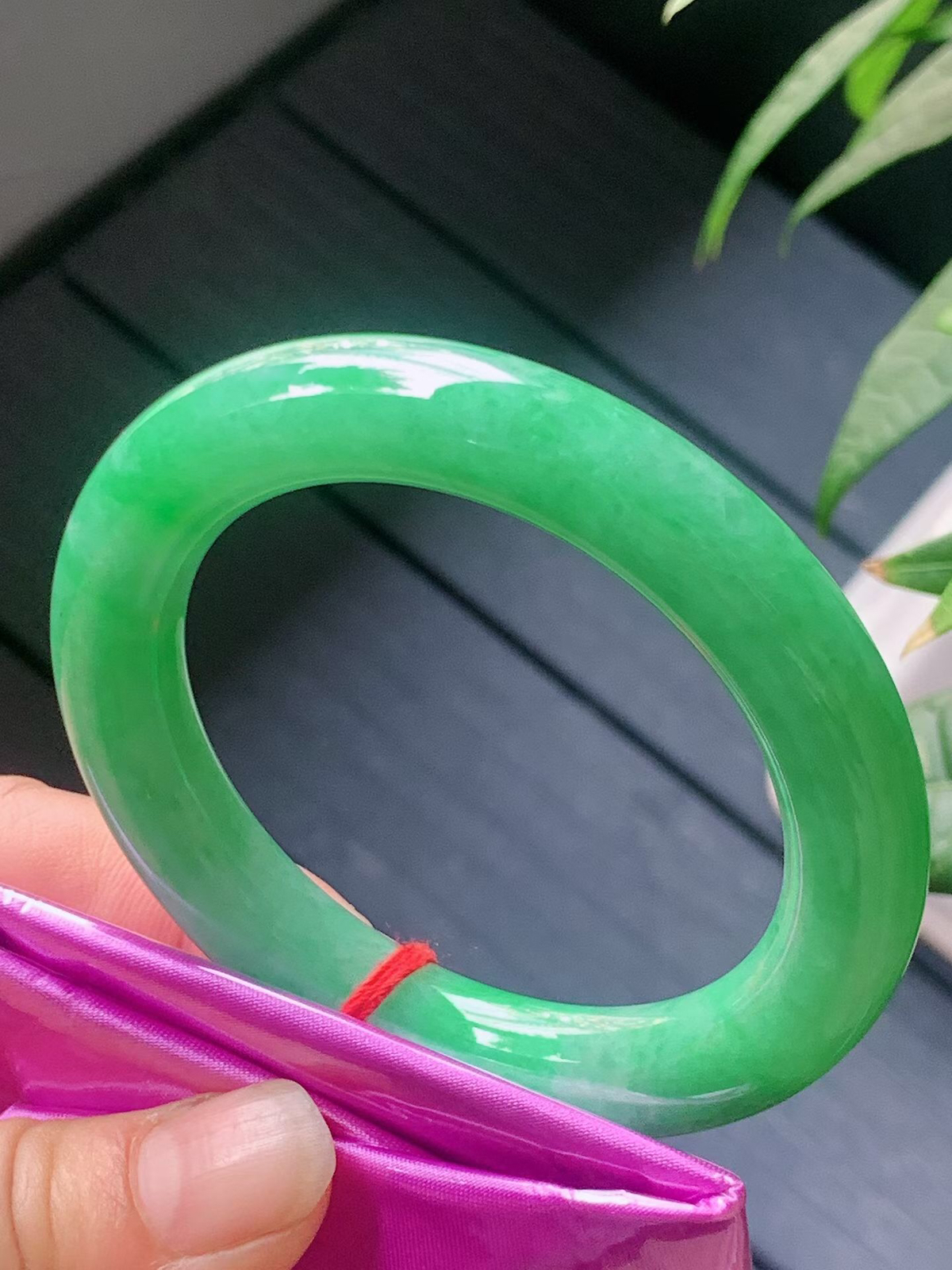 【翡翠名称】老种冰阳绿53.4正圈口圆条手镯
【翡翠尺寸】53.4/11/10.7mm适合53.5-56正圈口佩戴
【翡翠描述】宝贝种老水足，玉质细腻，色泽靓丽，性价比高，佩戴效果好！
【其它赠送】权威证书/精美挂绳盒子/支持全国复检