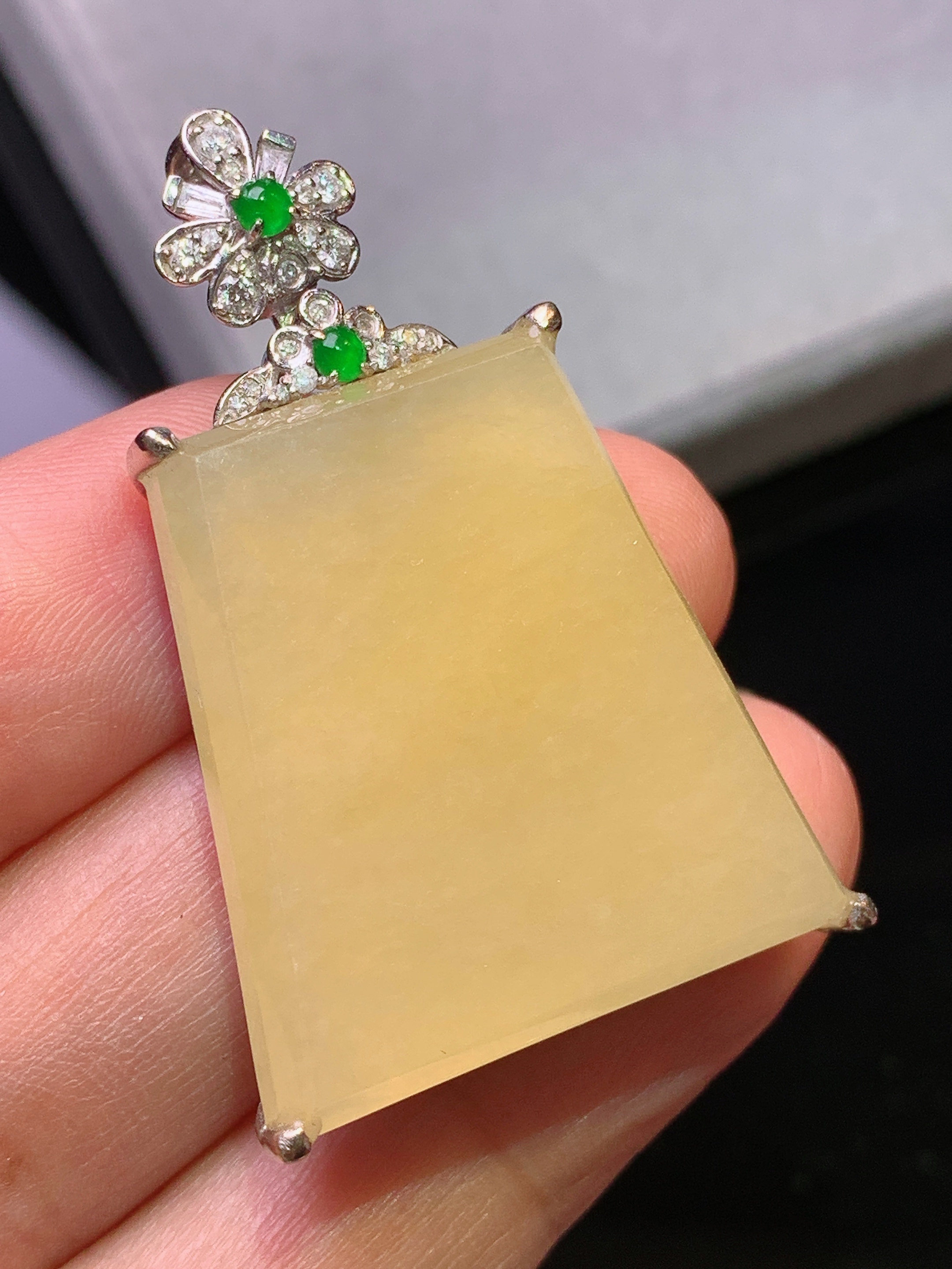 18k金钻镶嵌黄翡无事牌吊坠 玉质细腻 色泽艳丽清新 水润亮眼 整体尺寸40.3*25.6*8b1