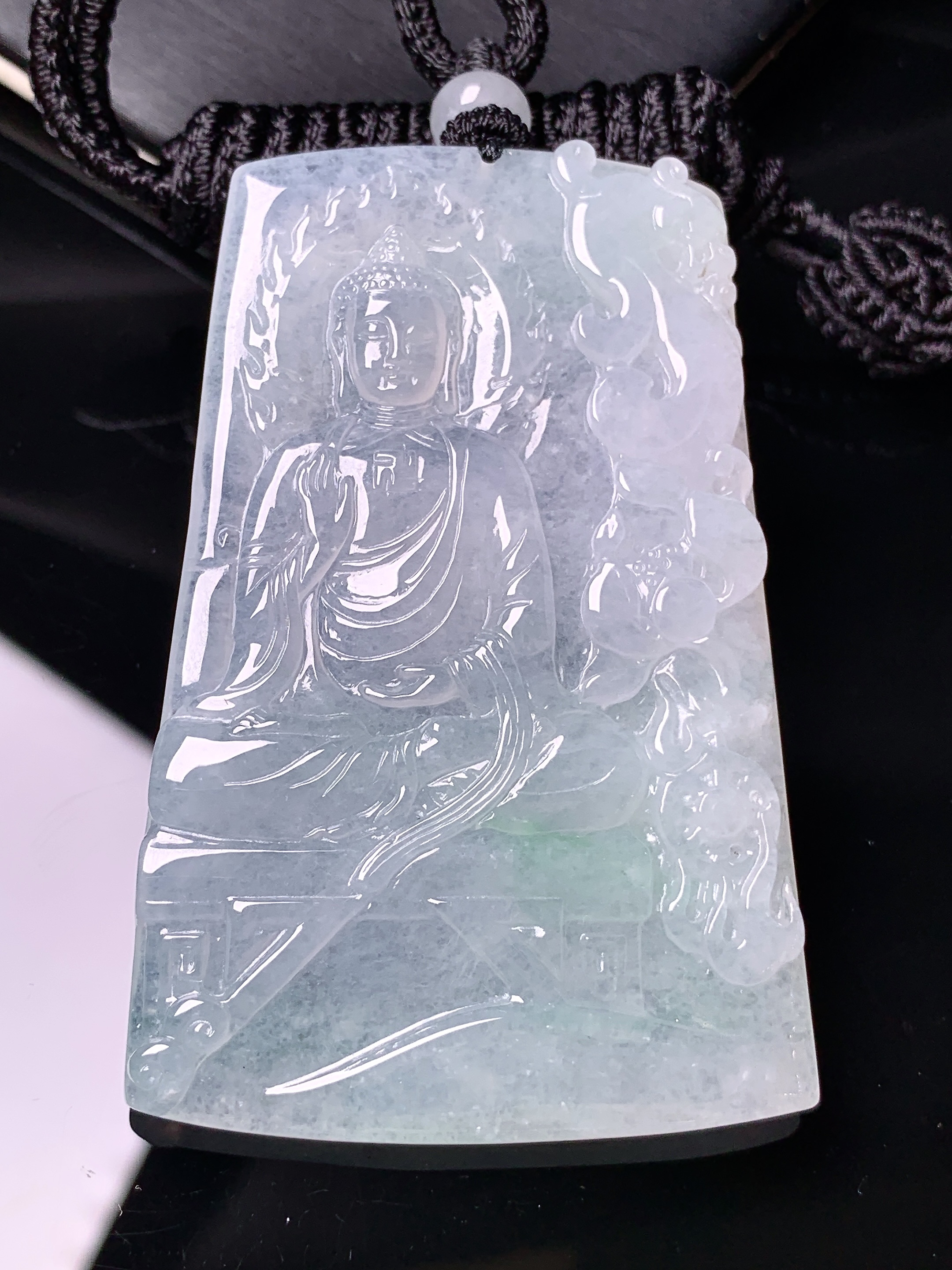 冰种飘绿大日如来佛祖吊坠 玉质细腻 色泽艳丽清新 水润亮眼 整体尺寸62.2*40.6*5.5L1