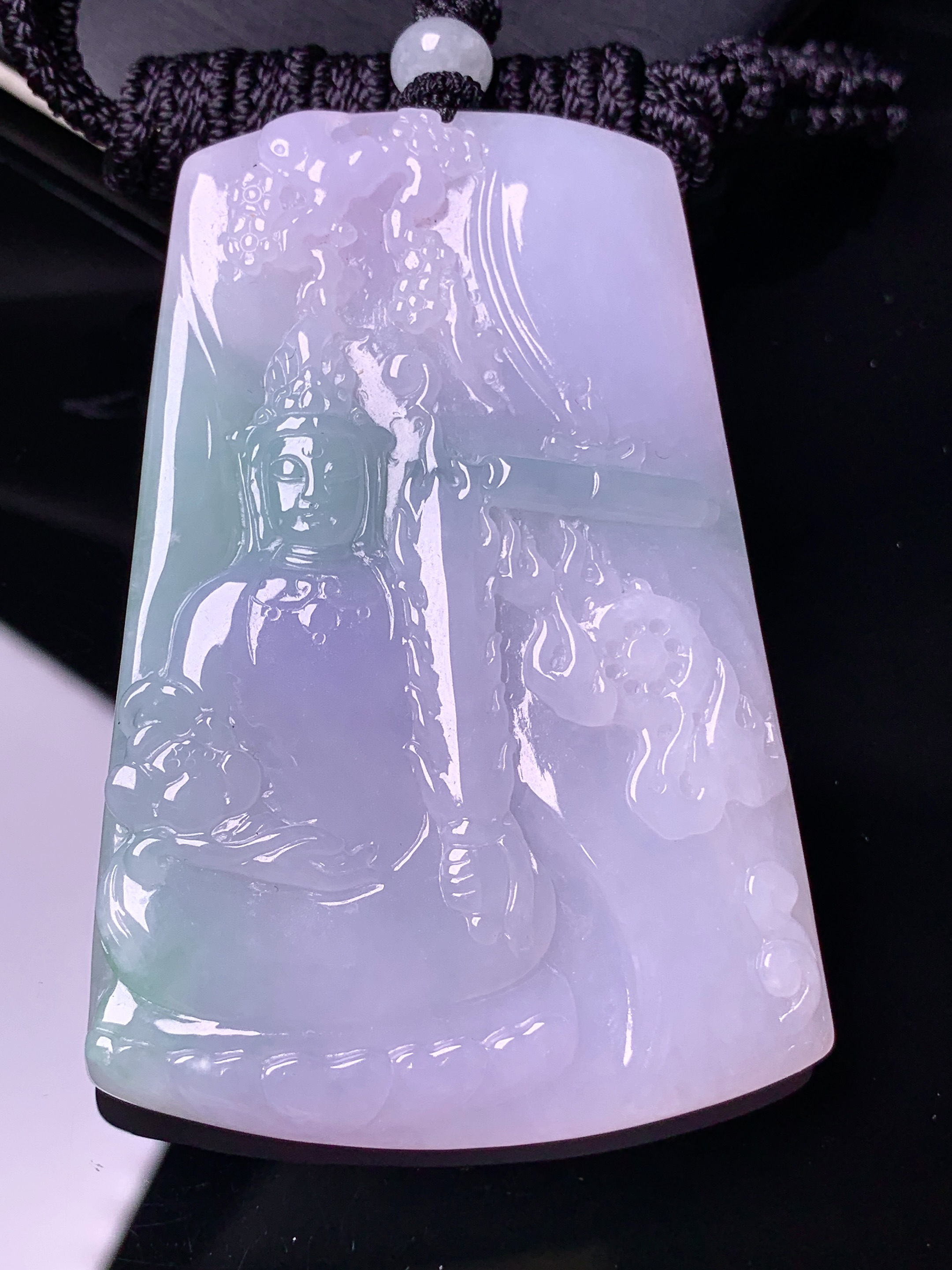 淡紫罗兰飘绿观音菩萨吊坠 玉质细腻 色泽艳丽清新 水润亮眼 整体尺寸66.2*44.5*5.3L1