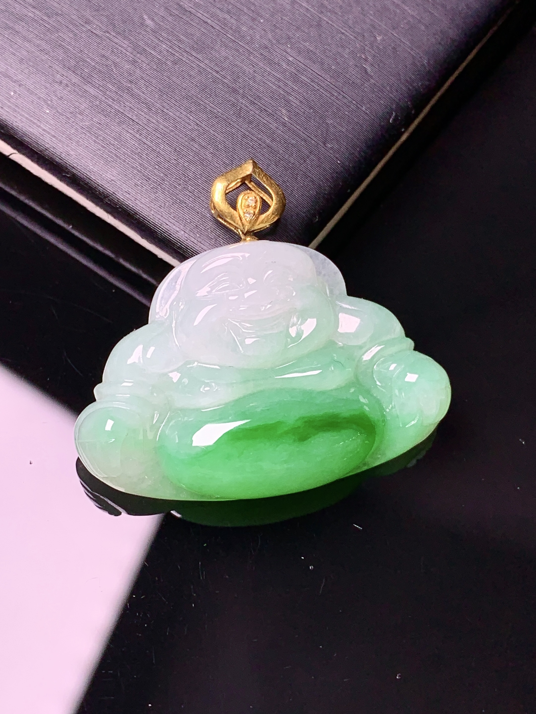 18k金镶嵌飘绿佛公吊坠 玉质细腻 色泽艳丽清新 水润亮眼 整体尺寸27*29.6*5.6m1