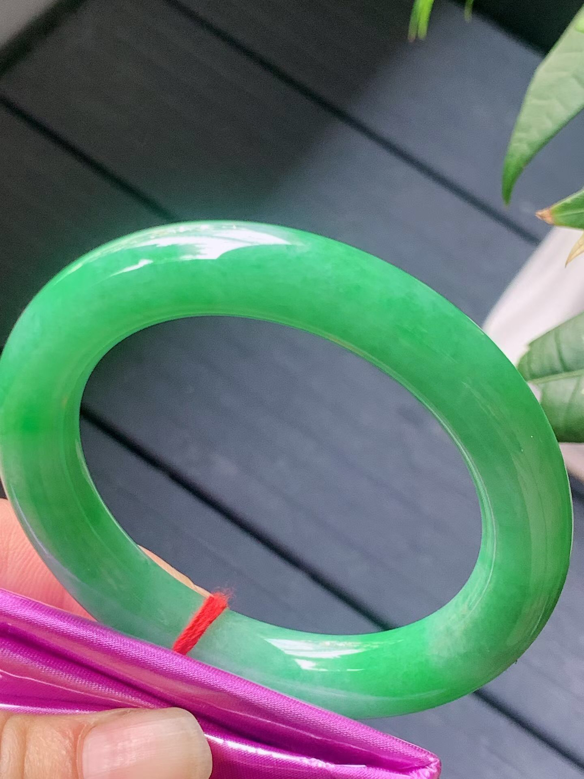 【翡翠名称】老种冰阳绿53.4正圈口圆条手镯
【翡翠尺寸】53.4/11/10.7mm适合53.5-