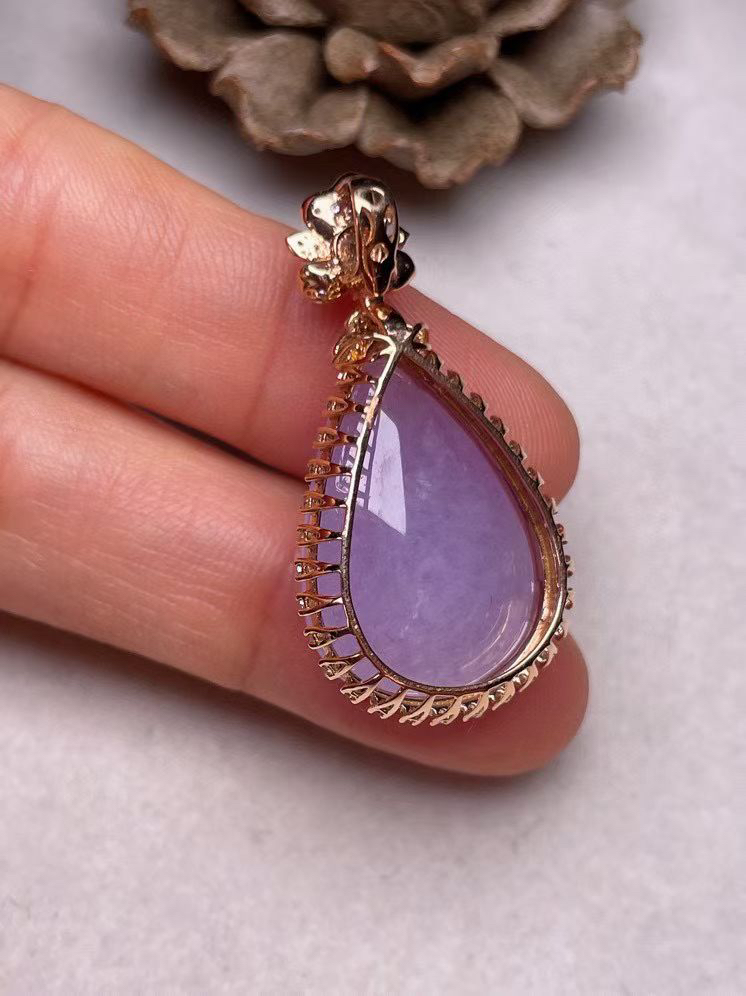 冰糯种紫罗兰滴水吊坠、真金真钻镶嵌，种水好，玉质细腻 .裸石尺寸 23.0*15.8