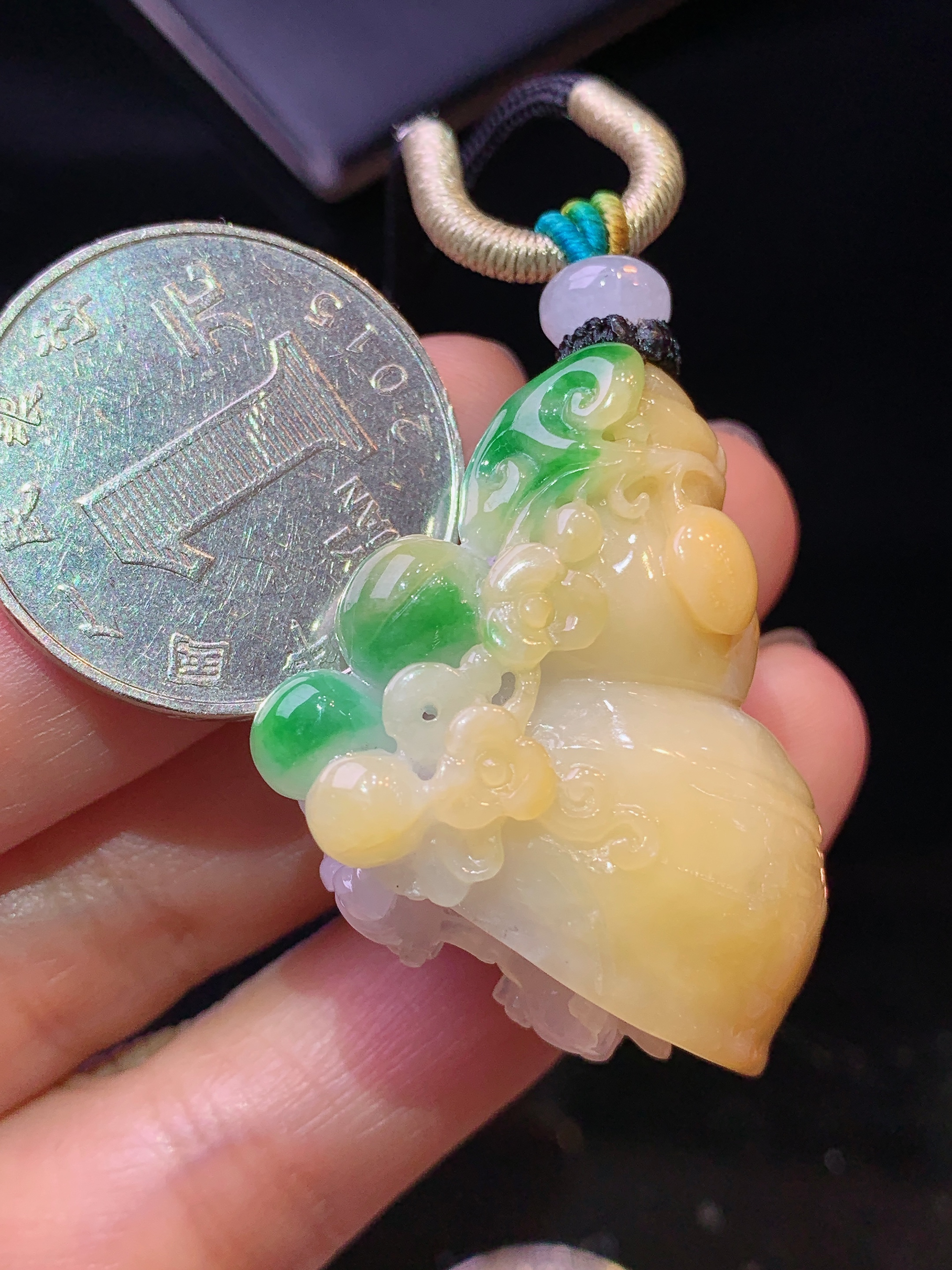 黄翡飘绿海螺吊坠 玉质细腻 色泽艳丽清新 水润亮眼 整体尺寸33.5*30.8*19.8W1