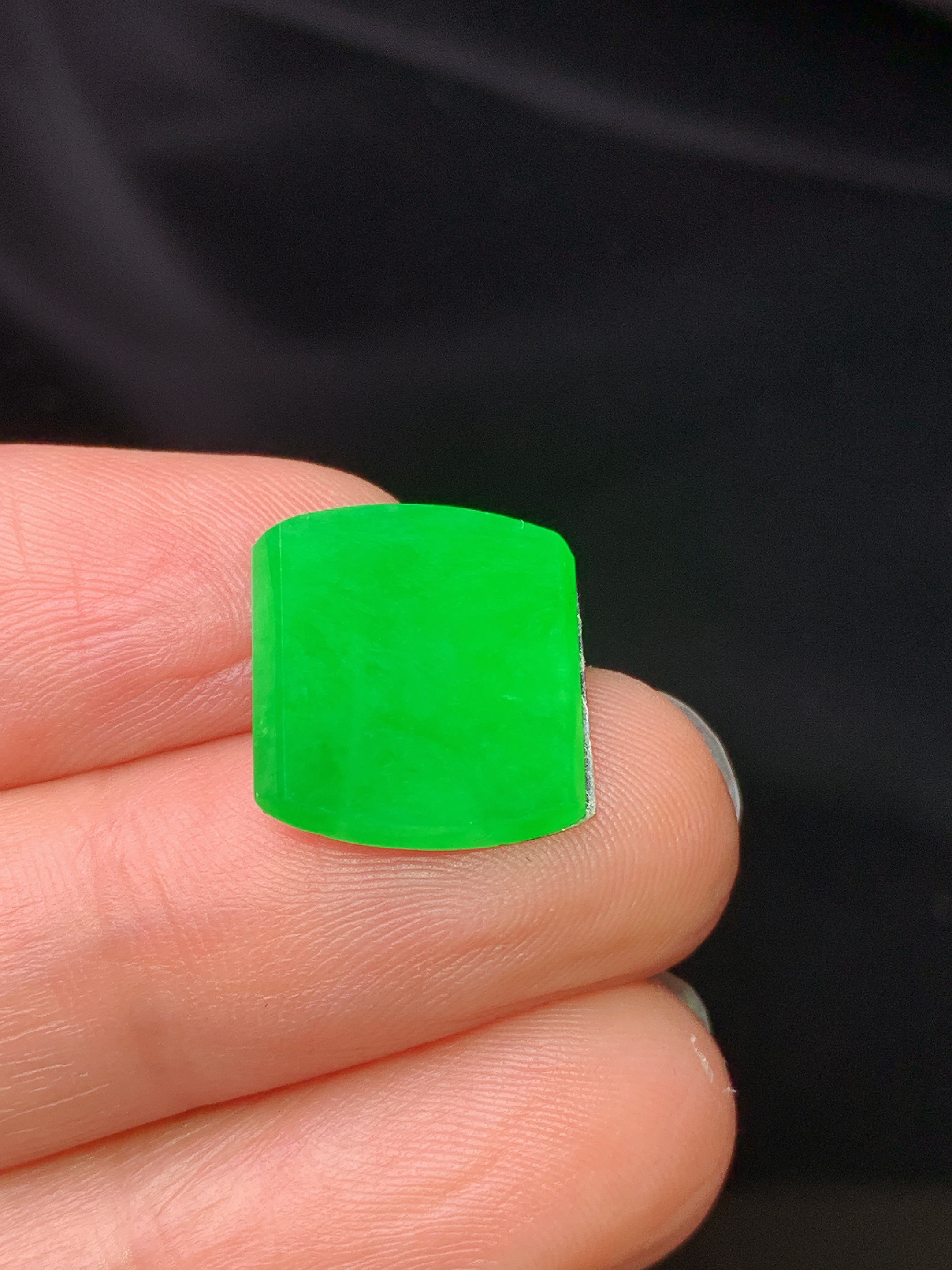 镶嵌款 翠绿无事牌吊坠 玉质细腻 色泽艳丽清新 水润亮眼 整体尺寸14*12.6*2x4