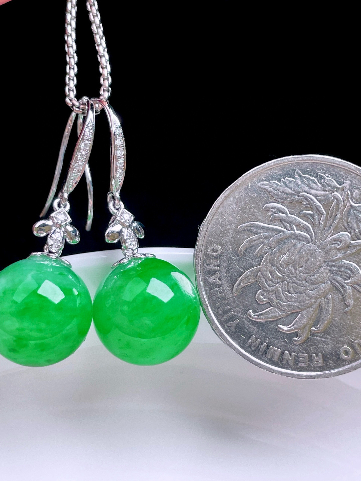 冰阳绿圆珠耳坠 
色泽鲜艳，种老水润，18k金镶嵌
整体：30
裸石：11.7