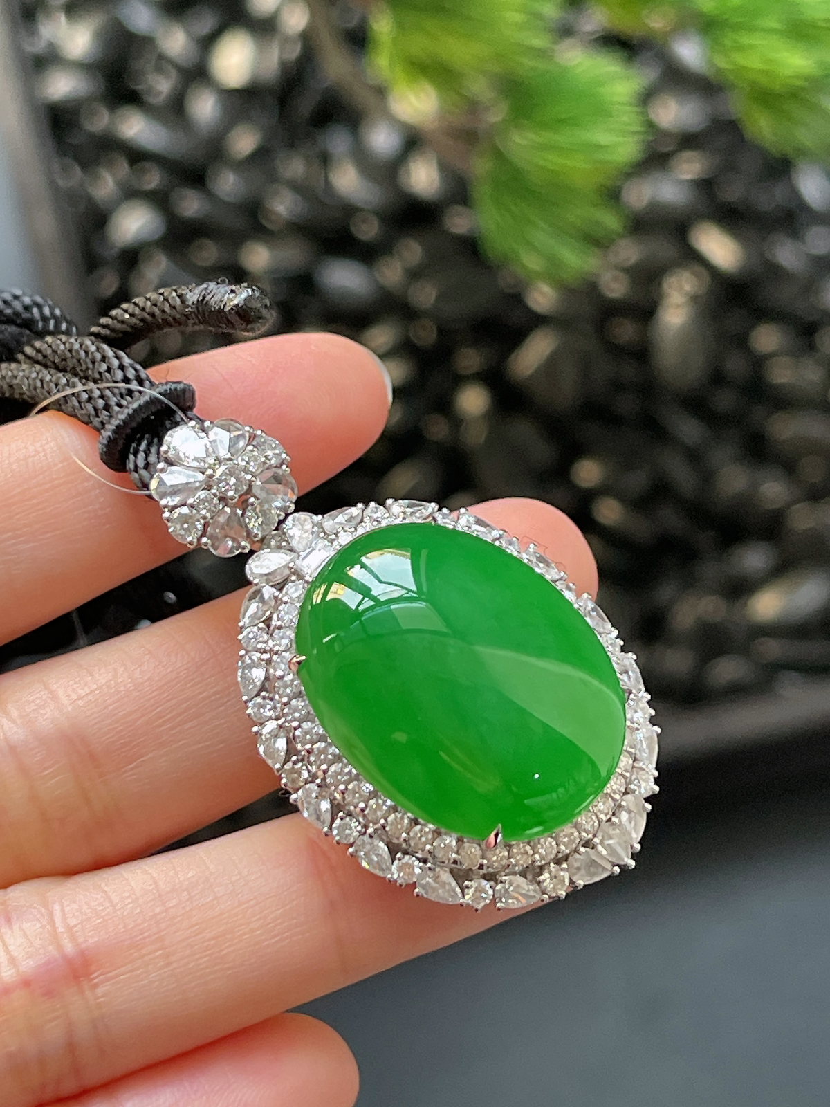 翡翠冰糯种大绿蛋面吊坠，印记：G18K,伴钻石