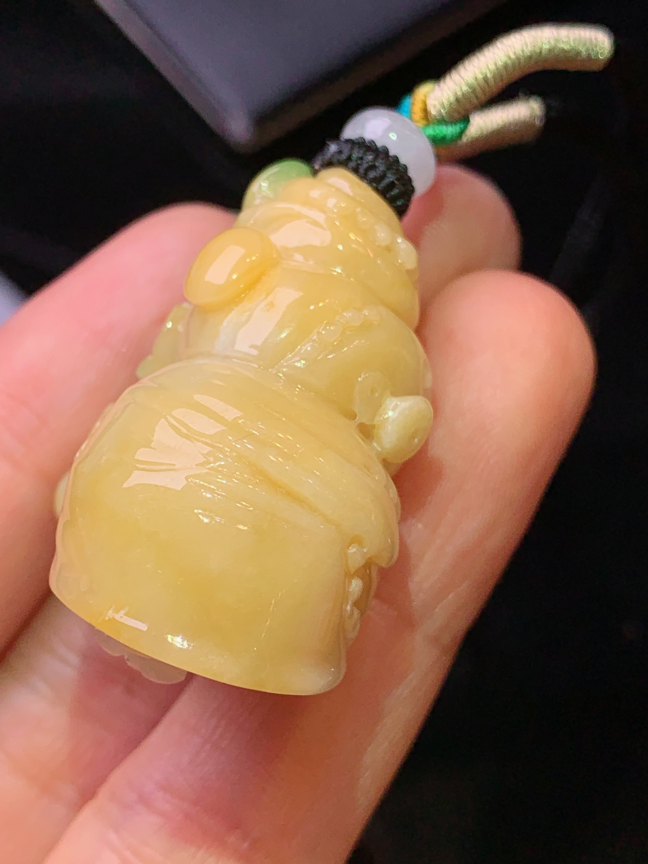 黄翡飘绿海螺吊坠 玉质细腻 色泽艳丽清新 水润亮眼 整体尺寸33.5*30.8*19.8W1