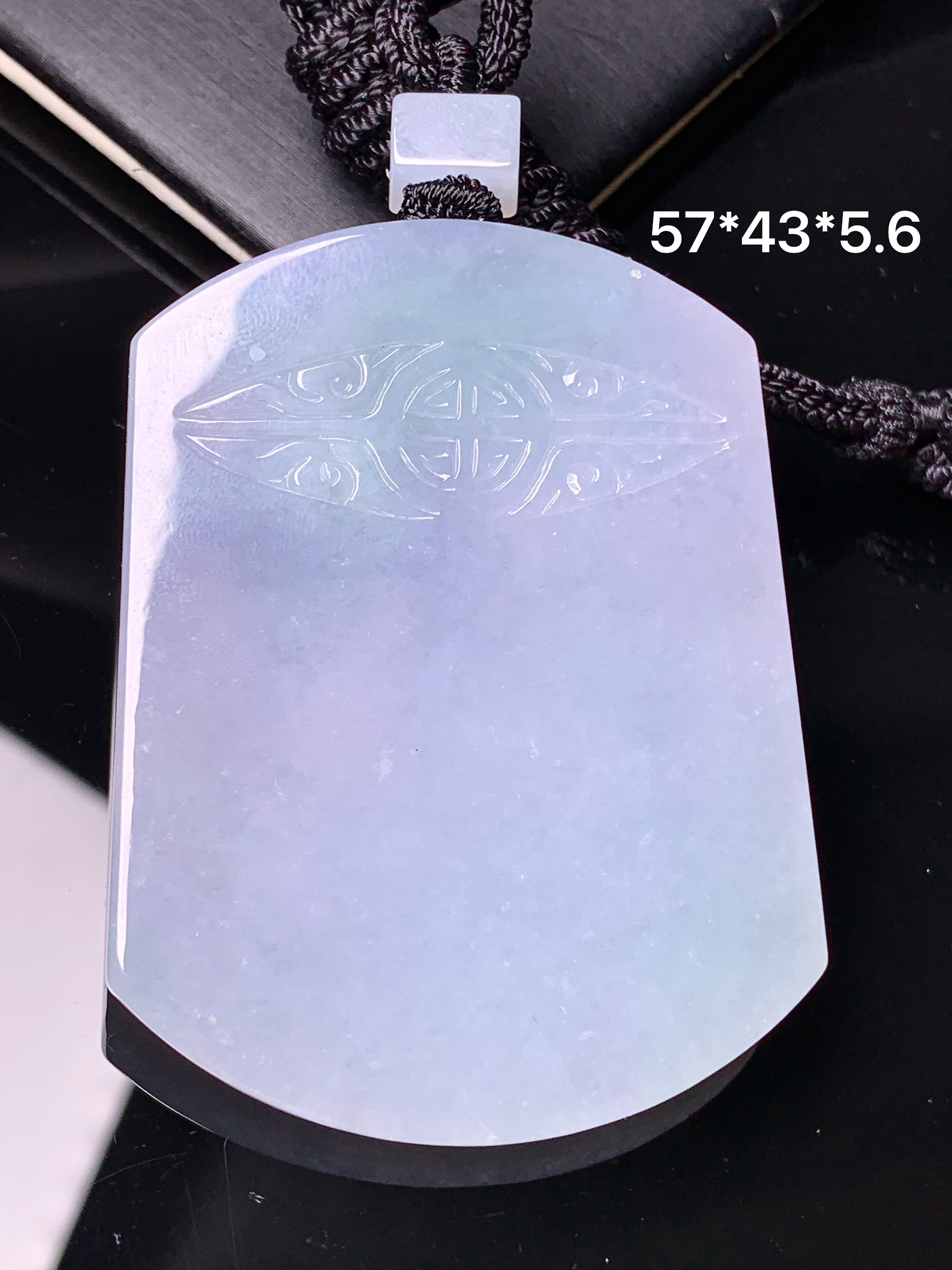 淡紫罗兰飘绿无事牌吊坠 玉质细腻 色泽艳丽清新 水润亮眼 整体尺寸57*43*5.6L1