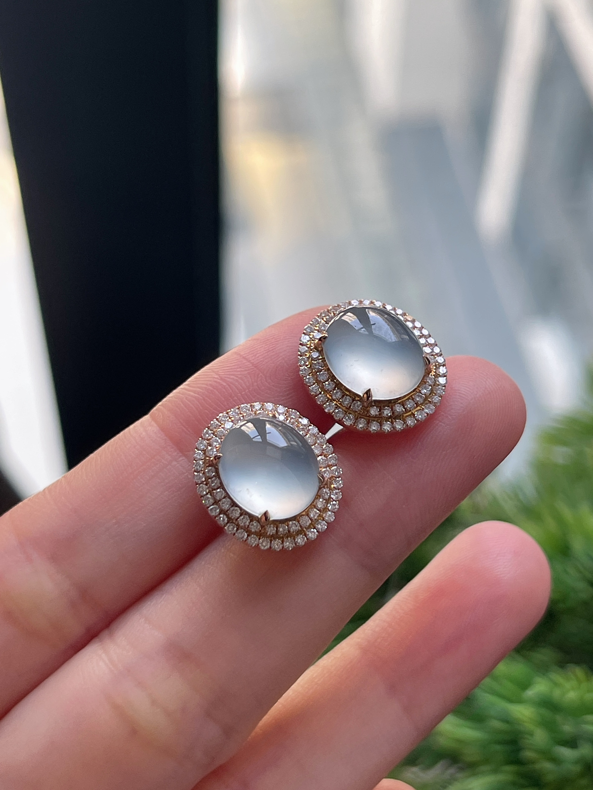 翡翠白冰耳钉，印记：G18K,伴钻石