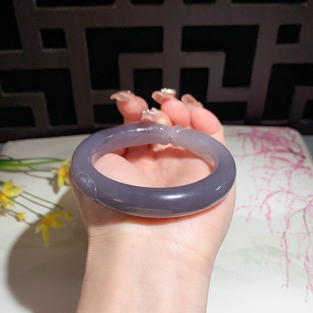 和田玉56.5圈口紫罗兰雕花手镯！玉质细腻油润 底色纯净 无裂无杂 脂粉好，品质高。