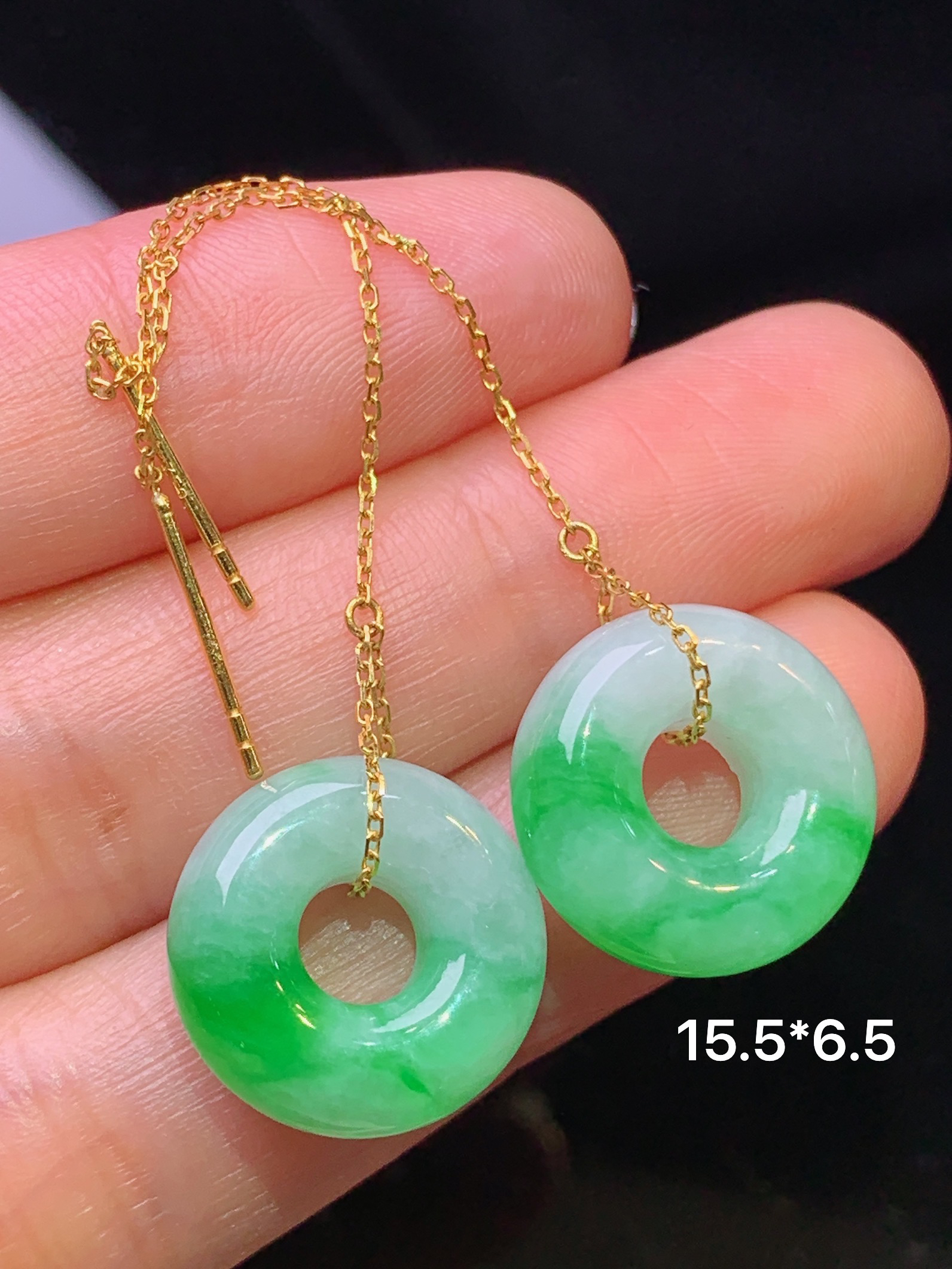 18k金镶嵌飘绿平安环耳坠 玉质细腻 色泽艳丽清新 水润亮眼 整体尺寸15.5*6.5j2