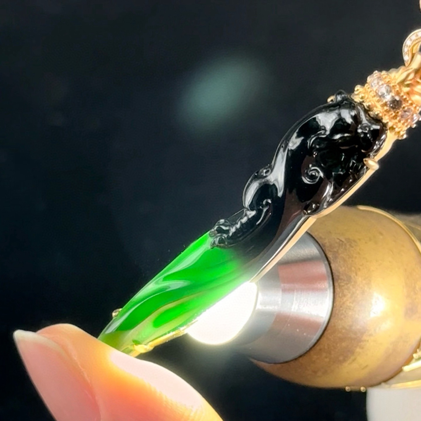 精品18k墨翠小龙柱 种好色正 黑度极好 打灯通透 油性十足 尺寸51.5