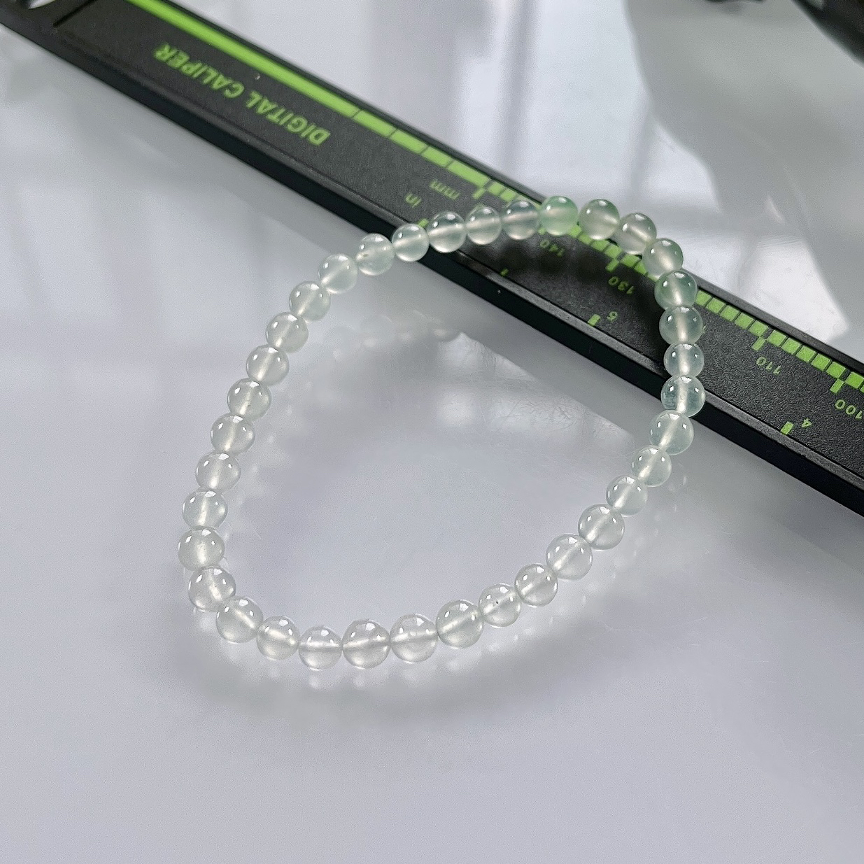 缅甸天然翡翠A货，卡4.8玻璃种起光起胶圆珠手串手链，尺寸：4.8mm/36颗，重量：6.90g