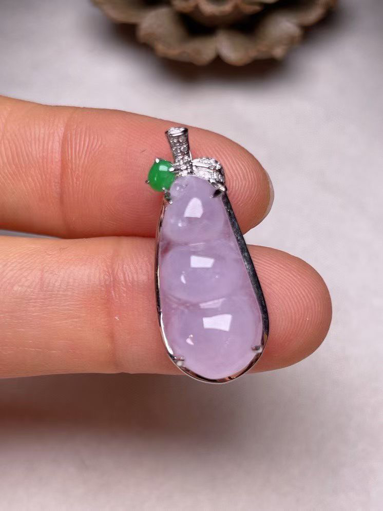 冰种淡紫罗兰福豆吊坠、真金真钻镶嵌，种水好，玉质细腻 .裸石尺寸 20.5*9.6
