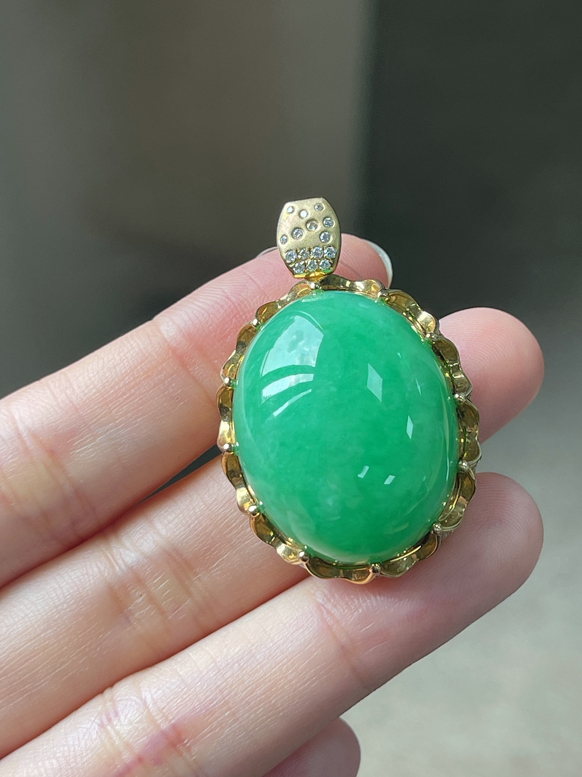 翡翠冰糯种绿色大蛋面吊坠，印记：Au750,伴钻石