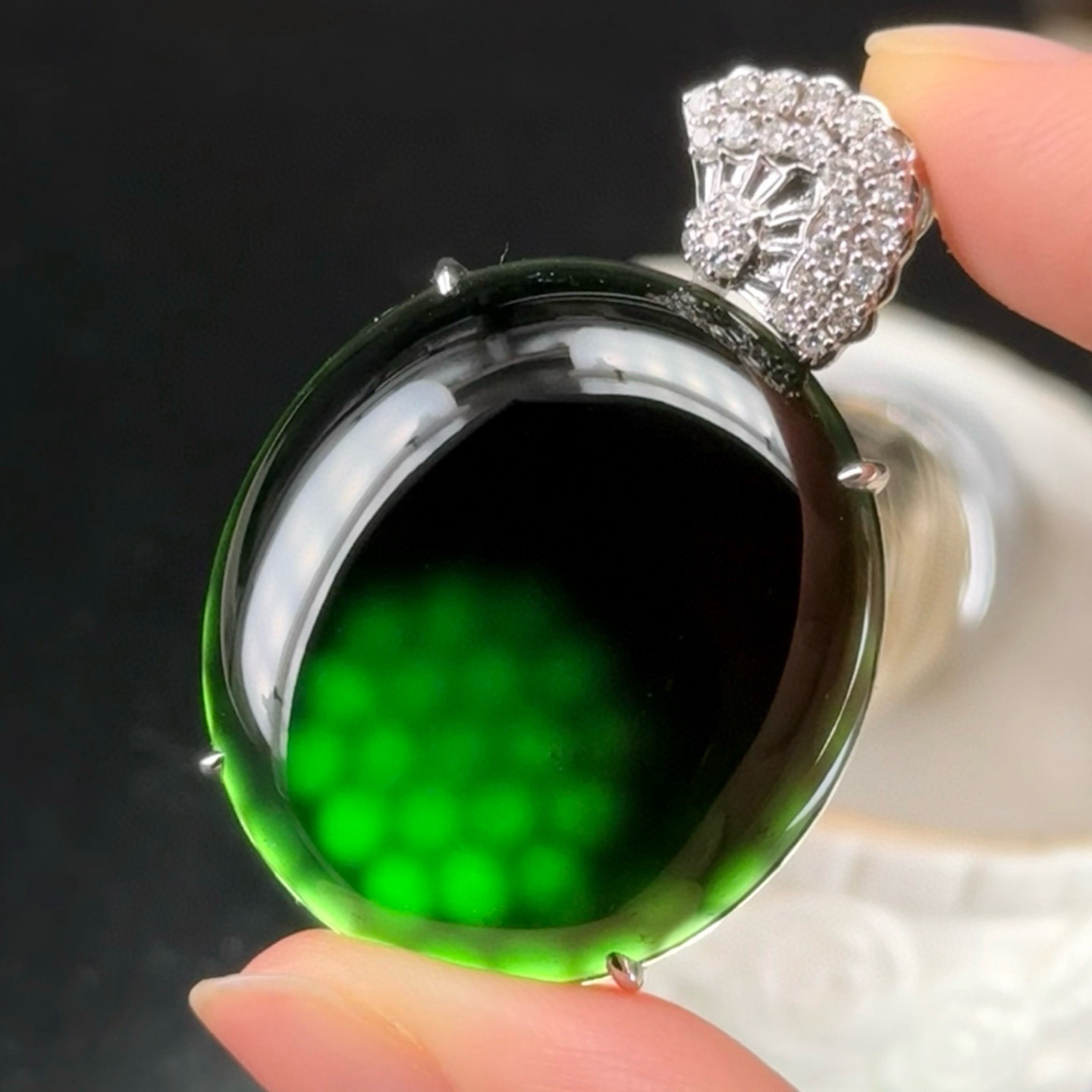 精品满钻墨翠蛋面 简约大气 打灯通透 油性十足 尺寸45.3