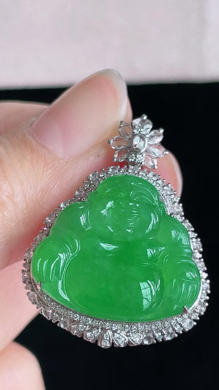 【翡翠名称】18K金豪华镶钻冰阳绿佛公吊坠
【翡翠尺寸】含金31/24/11.6mm
【翡翠描述】宝贝种老水足，玉质细腻，色泽靓丽，性价比高，佩戴效果好！
【其它赠送】权威证书/精美挂绳盒子/支持全国复检