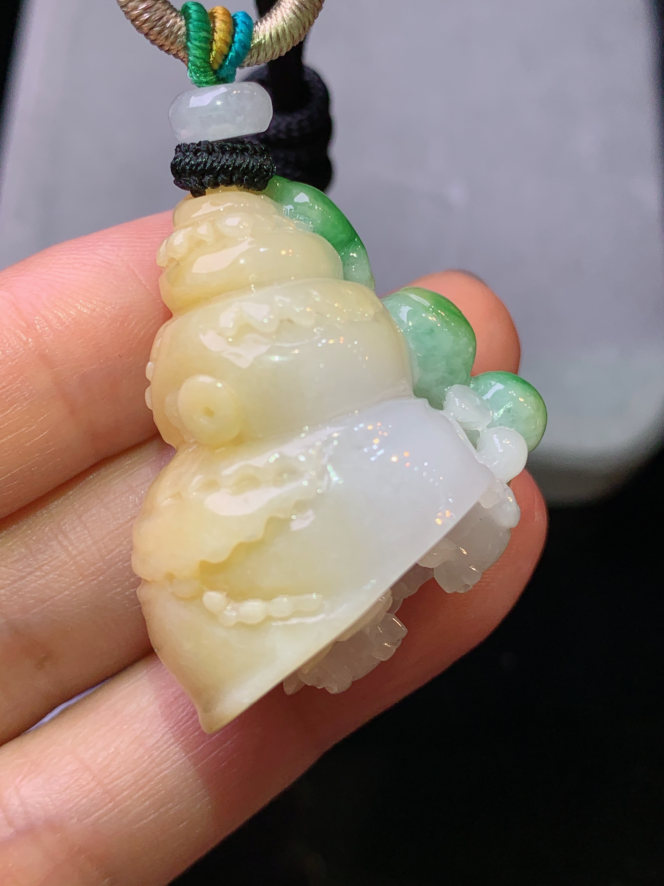 黄翡飘绿海螺吊坠 玉质细腻 色泽艳丽清新 水润亮眼 整体尺寸33.5*30.8*19.8W1