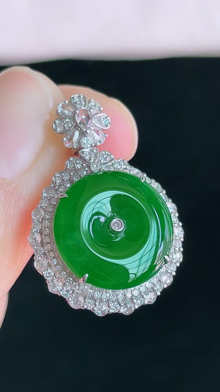 【翡翠名称】18K金豪华镶钻冰辣绿平安扣吊坠
【翡翠尺寸】含金26/17.8/10.2mm
【翡翠描