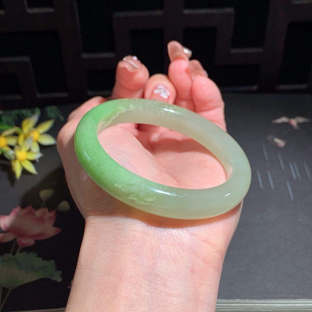 和田玉54.5圈口翠青手镯！玉质细腻油润 底色纯净 无裂无黑 脂粉好，品质高