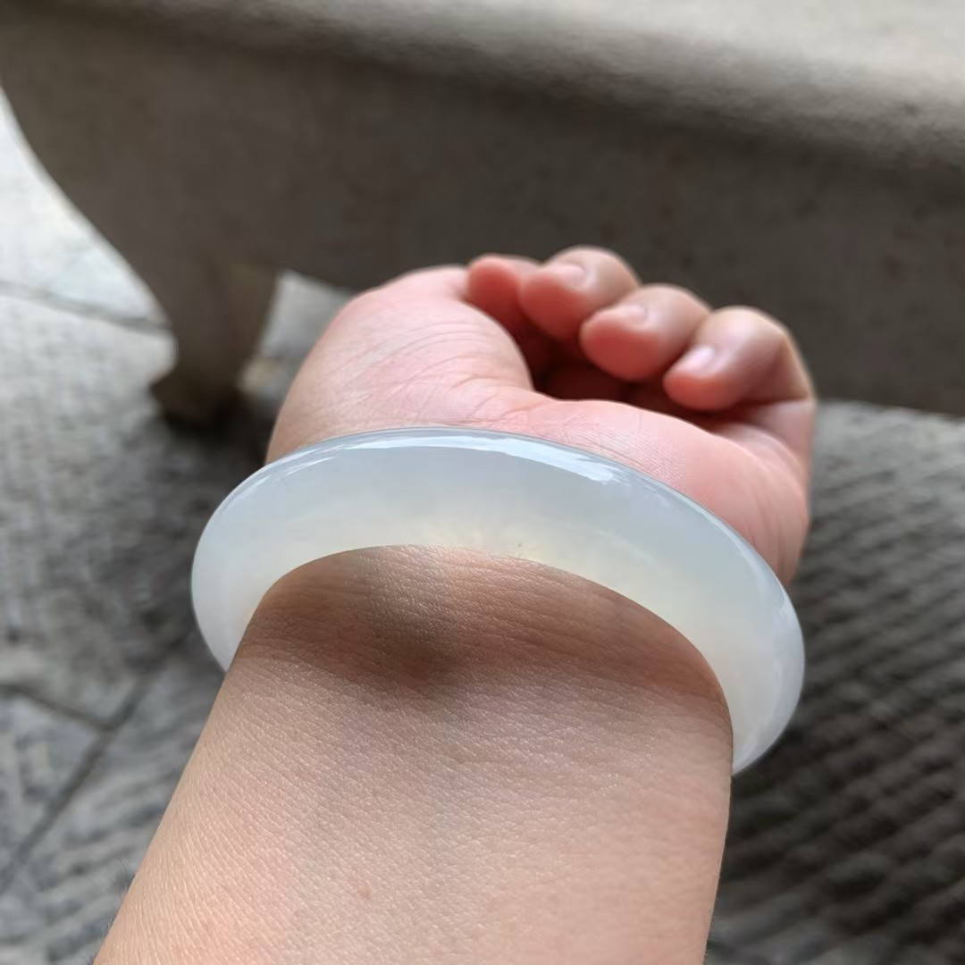 白冰正圈手镯尺寸56*12*9 种质细腻，冰凝透亮，胶胶润润，清爽明快！