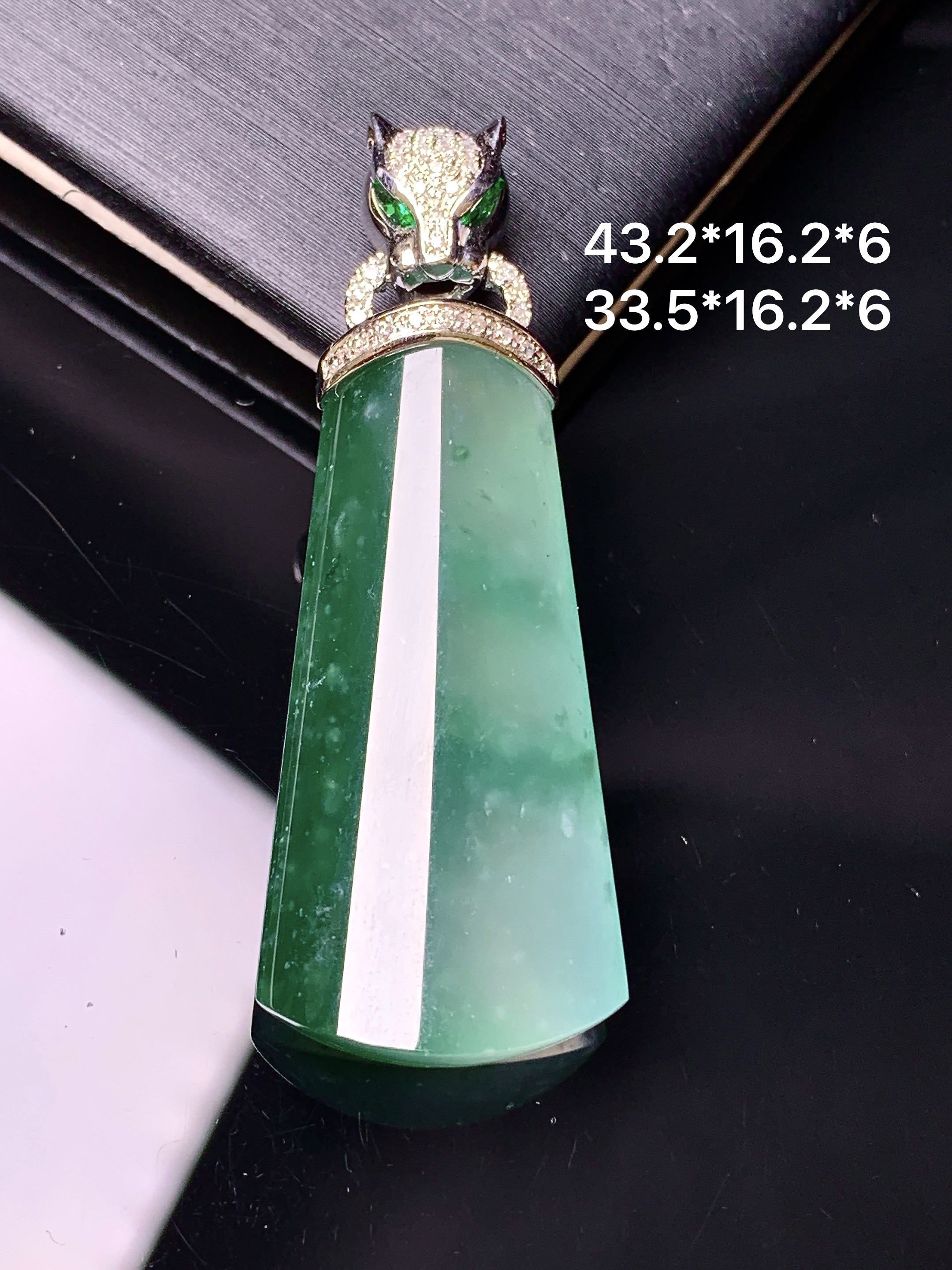 18k金钻镶嵌冰种飘绿玉柱吊坠 玉质细腻 色泽艳丽清新 水润亮眼 整体尺寸43.2*16.2*6b1