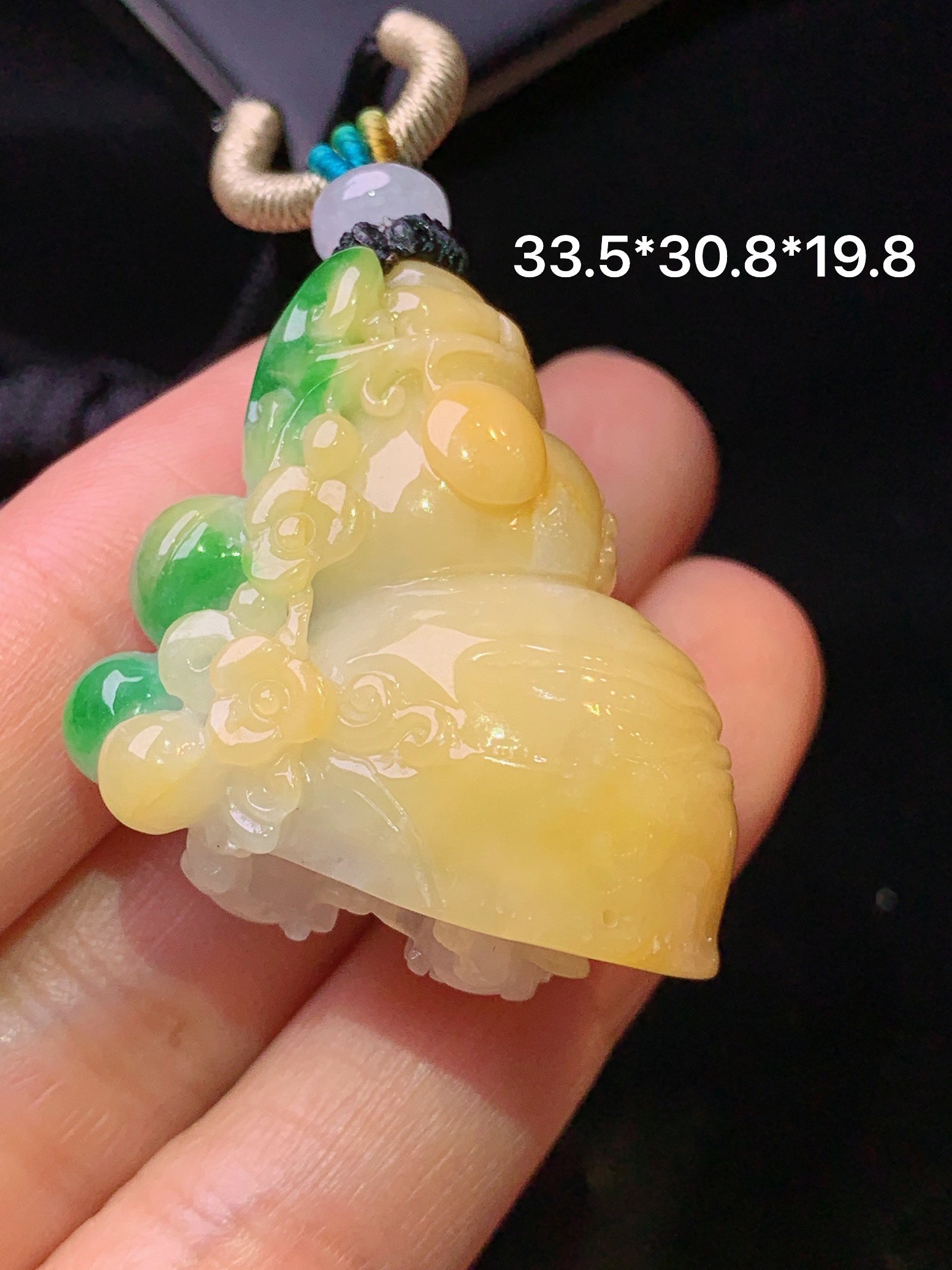 黄翡飘绿海螺吊坠 玉质细腻 色泽艳丽清新 水润亮眼 整体尺寸33.5*30.8*19.8W1