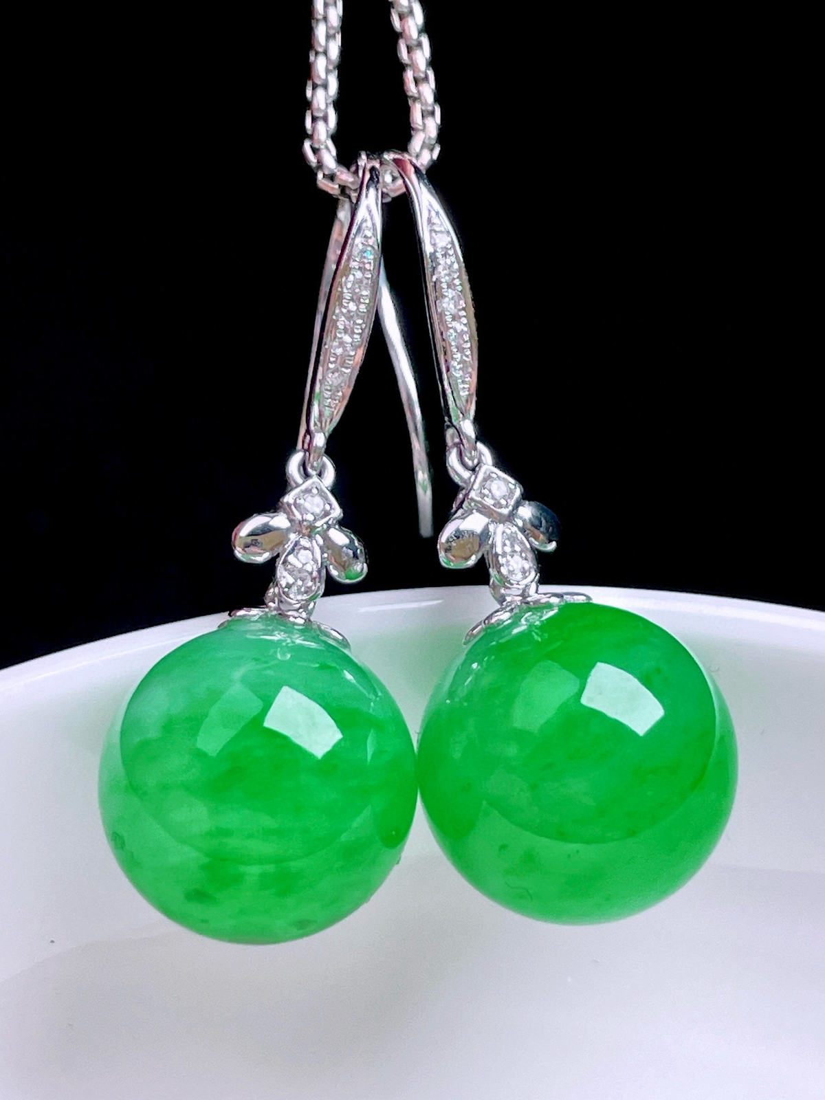 冰阳绿圆珠耳坠 
色泽鲜艳，种老水润，18k金镶嵌
整体：30
裸石：11.7