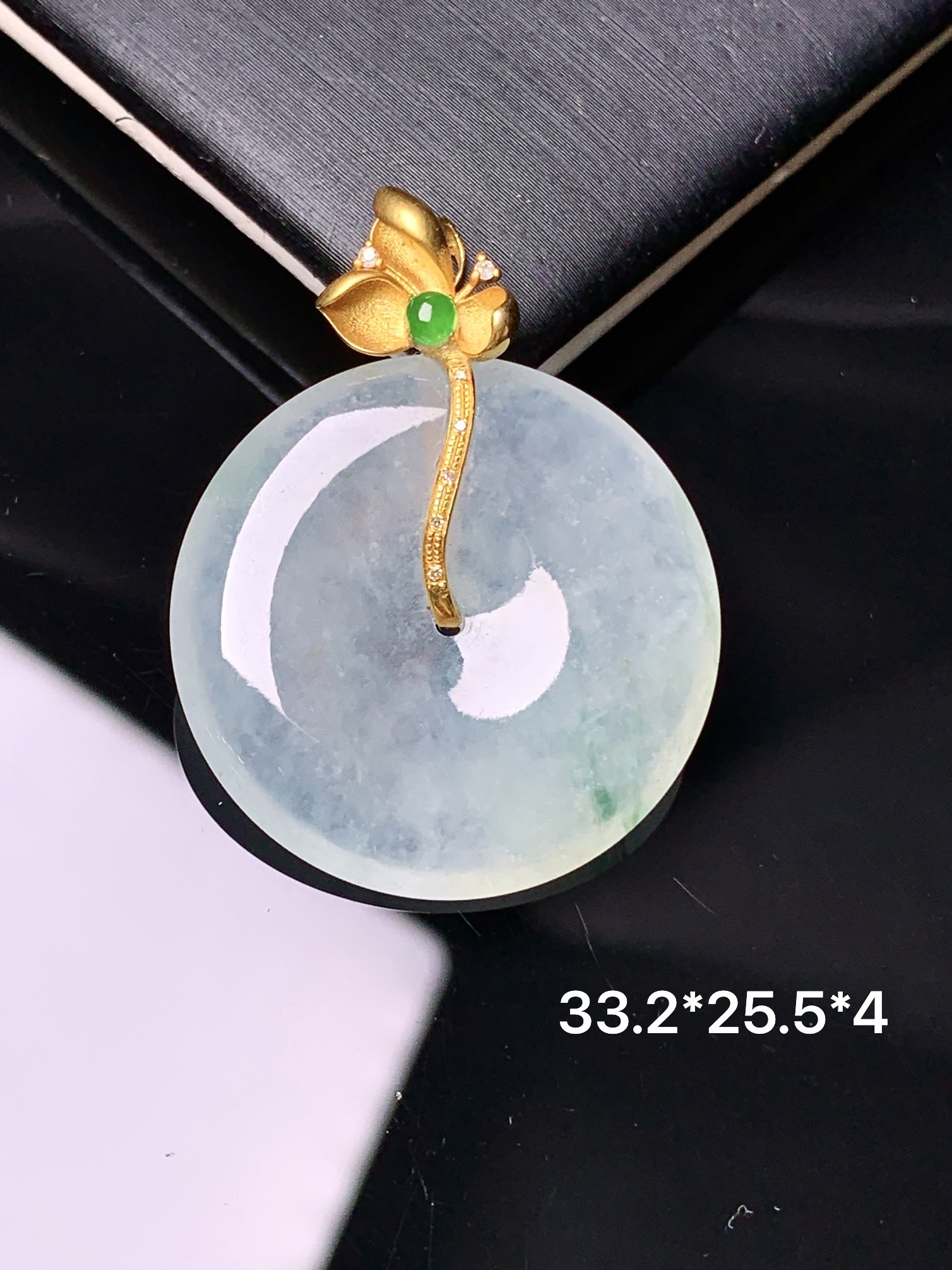 18k金钻镶嵌冰种平安扣吊坠 玉质细腻 色泽艳丽清新 水润亮眼 整体尺寸33.2*25.5*4yz