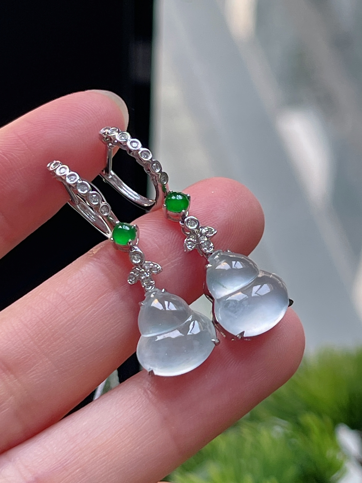 翡翠白冰茅台白耳坠，印记：G18K,伴钻石