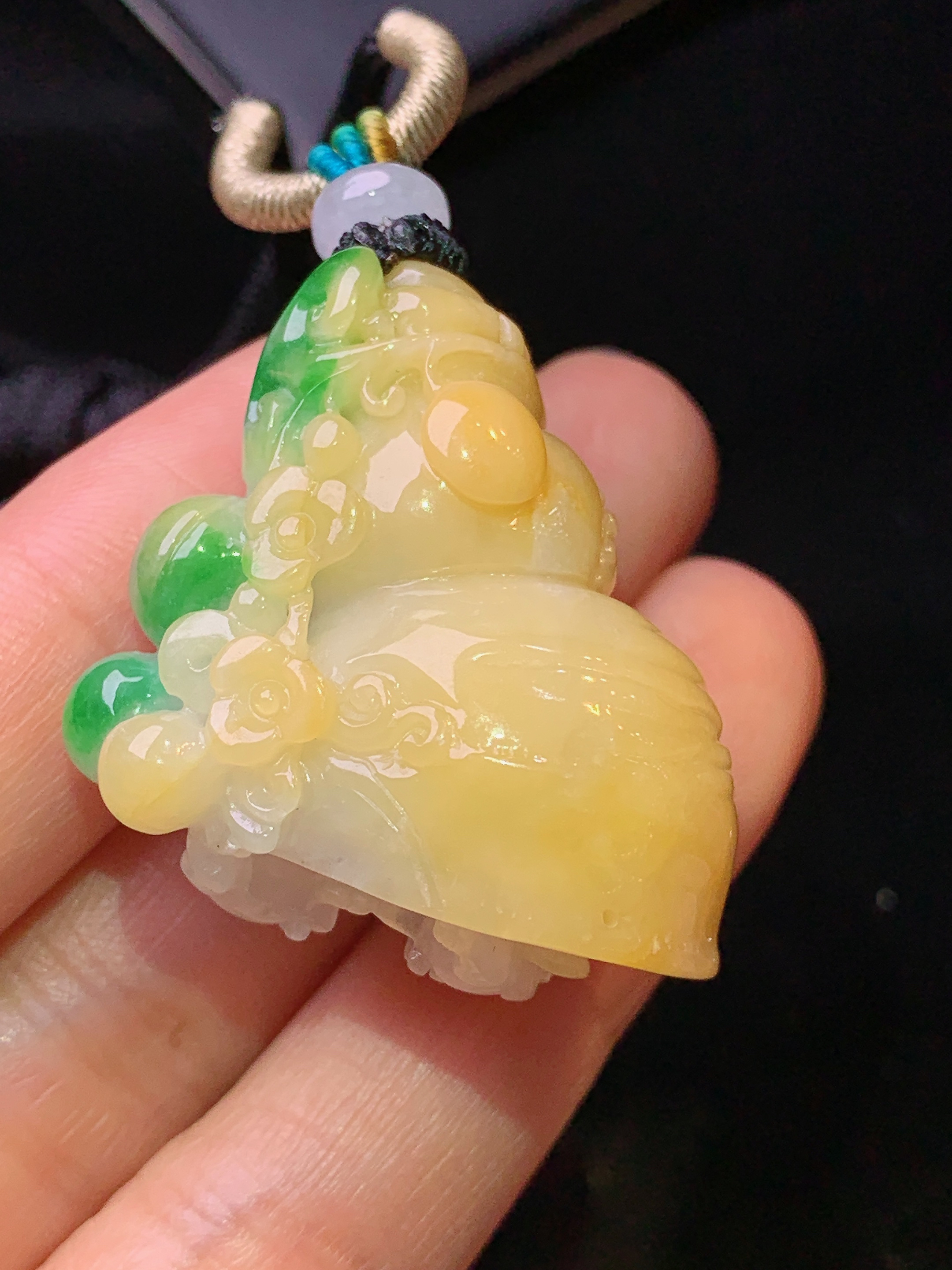 黄翡飘绿海螺吊坠 玉质细腻 色泽艳丽清新 水润亮眼 整体尺寸33.5*30.8*19.8W1