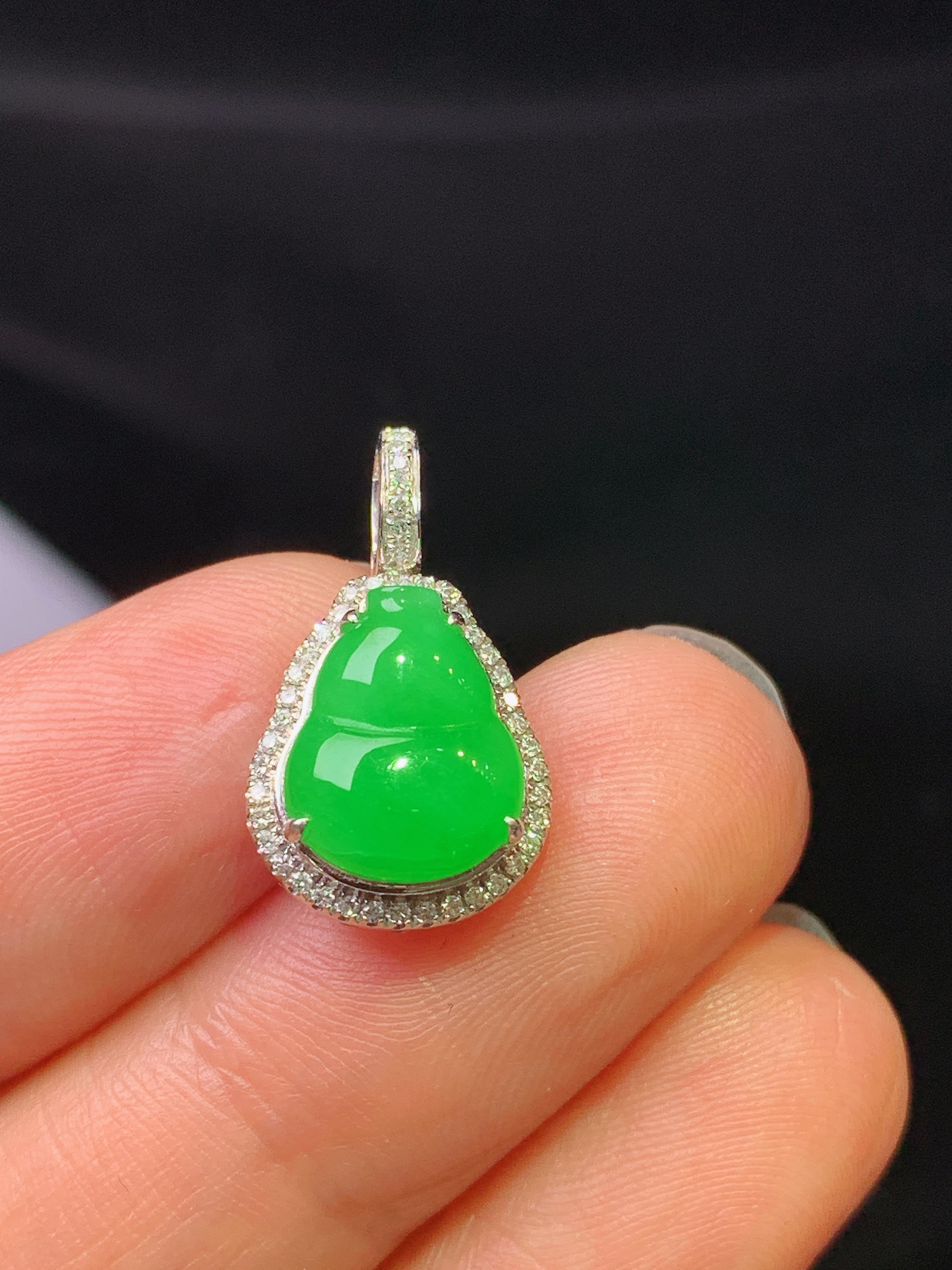 18k金钻镶嵌翠绿葫芦吊坠 玉质细腻 色泽艳丽清新 水润亮眼 整体尺寸19*11*6.5x4