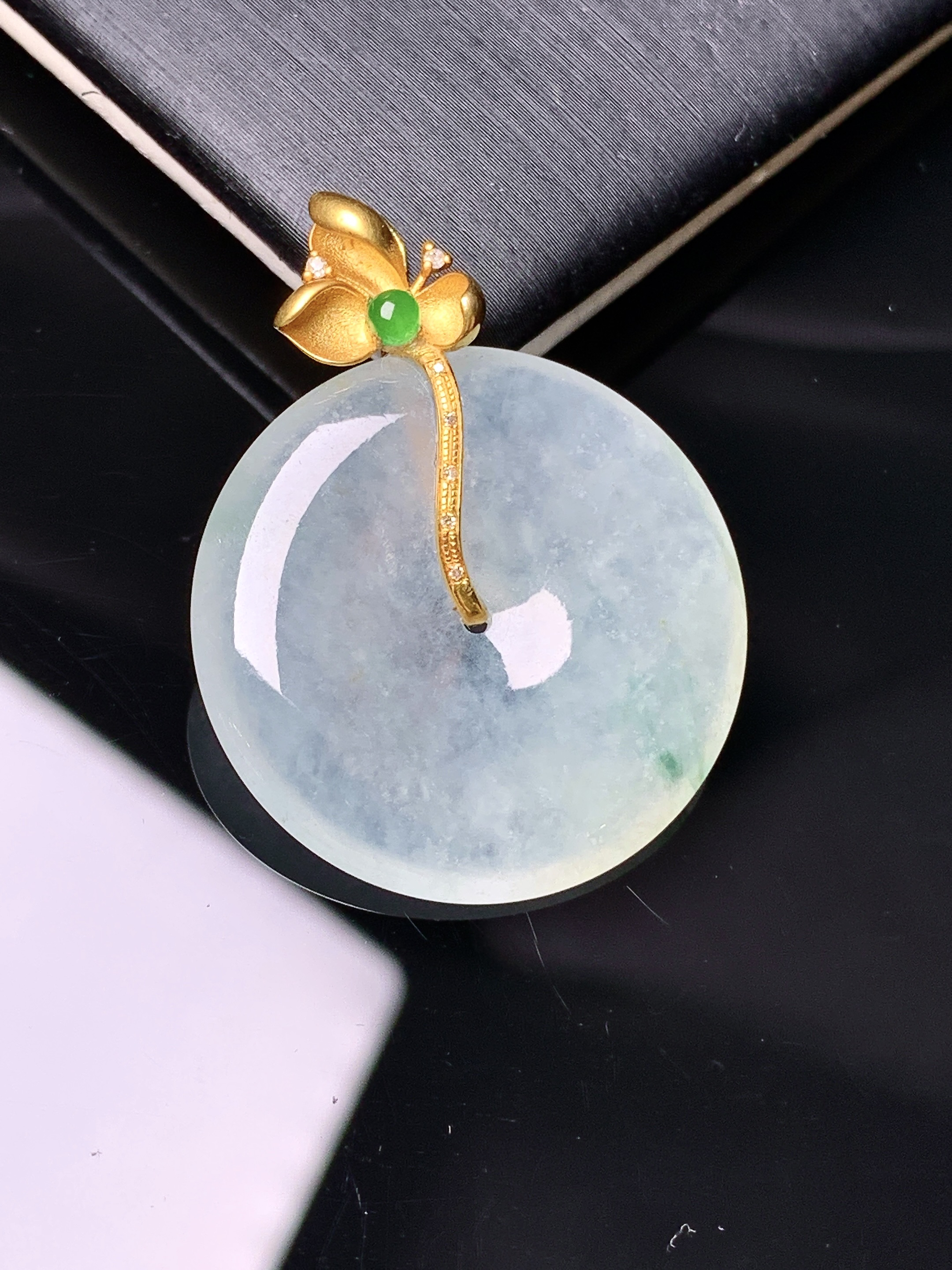 18k金钻镶嵌冰种平安扣吊坠 玉质细腻 色泽艳丽清新 水润亮眼 整体尺寸33.2*25.5*4yz