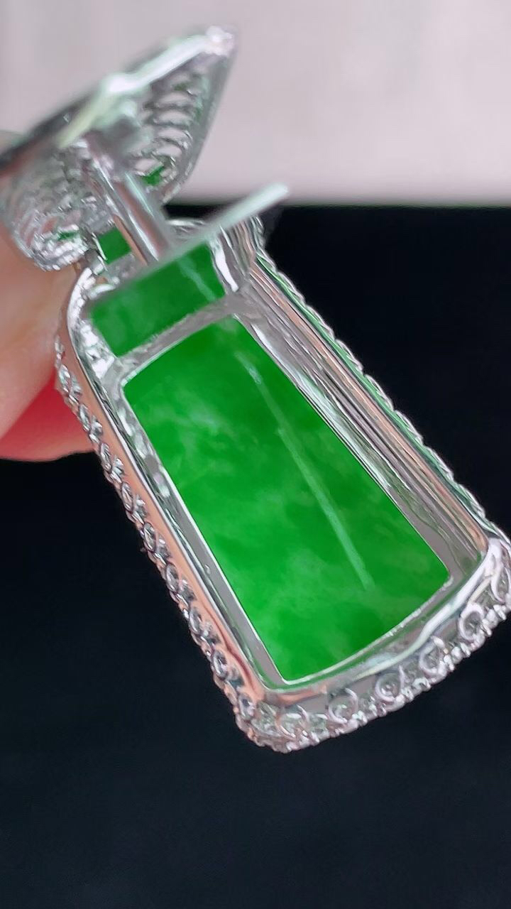 【翡翠名称】18K金豪华镶钻冰辣阳绿无事牌吊坠
【翡翠尺寸】含金36.3/15.6/9.7mm
【翡翠描述】宝贝种老水足，玉质细腻，色泽靓丽，性价比高，佩戴效果好！
【其它赠送】权威证书/精美挂绳盒子/支持全国复检