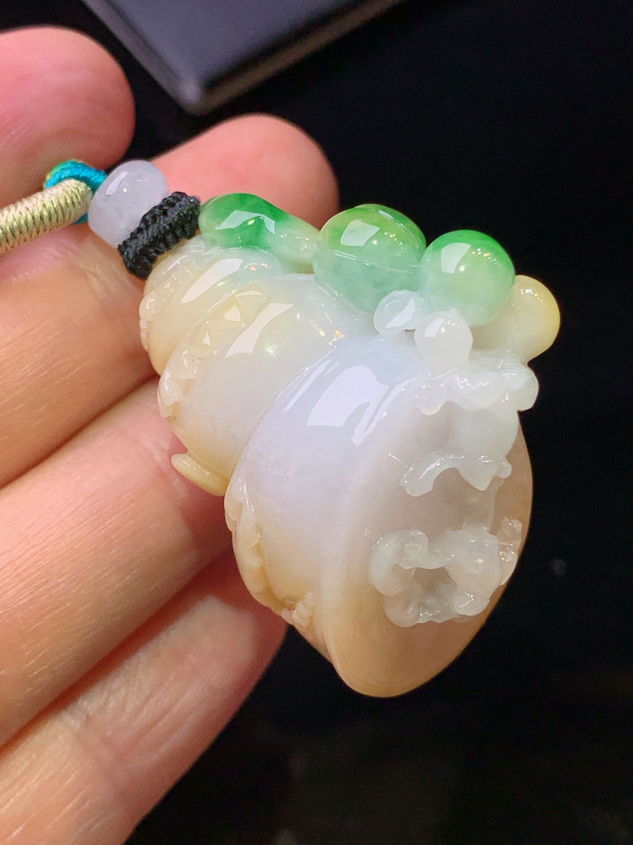 黄翡飘绿海螺吊坠 玉质细腻 色泽艳丽清新 水润亮眼 整体尺寸33.5*30.8*19.8W1